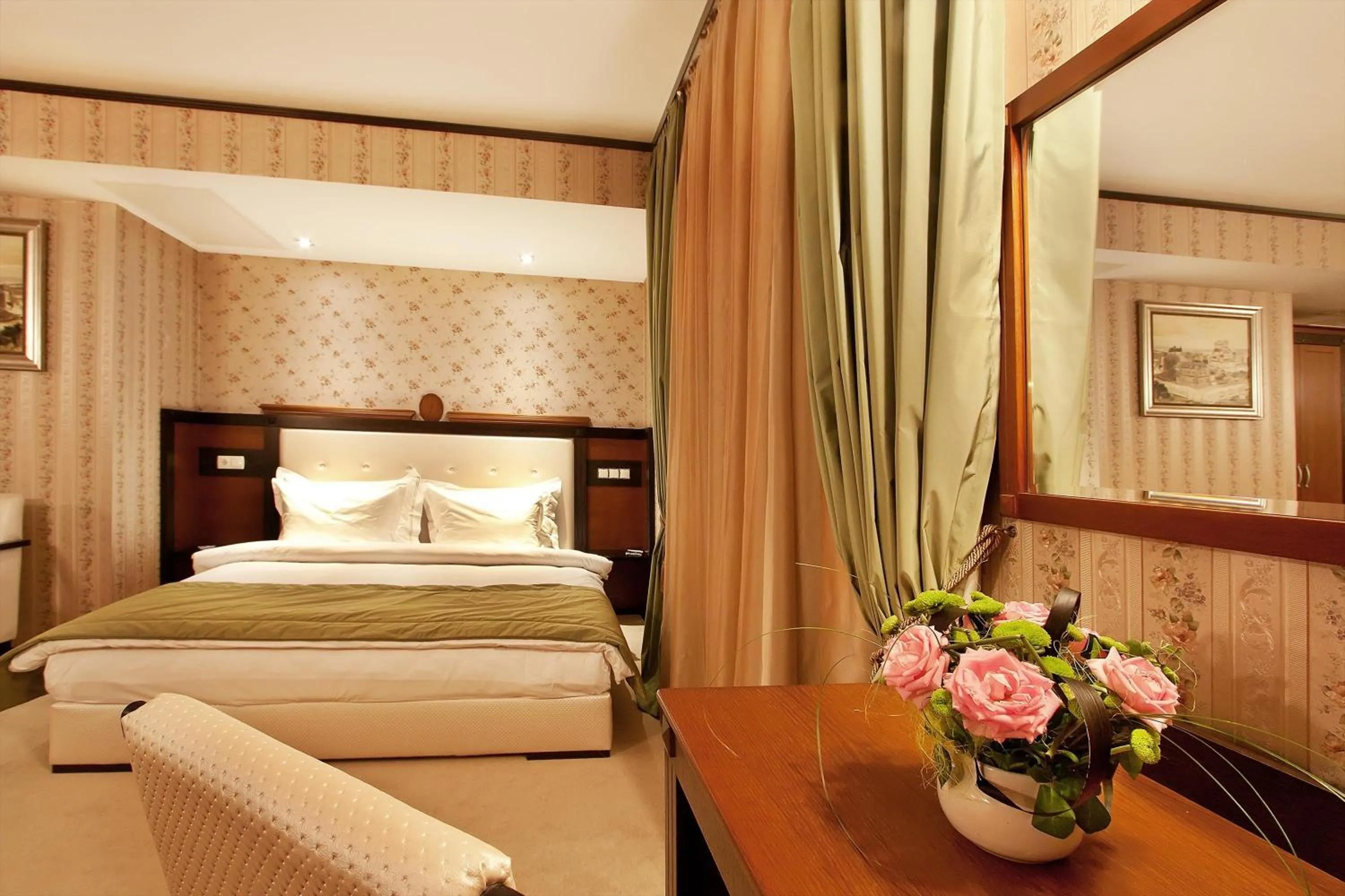 Junior King Suite in Best Western Plus Bristol Hotel