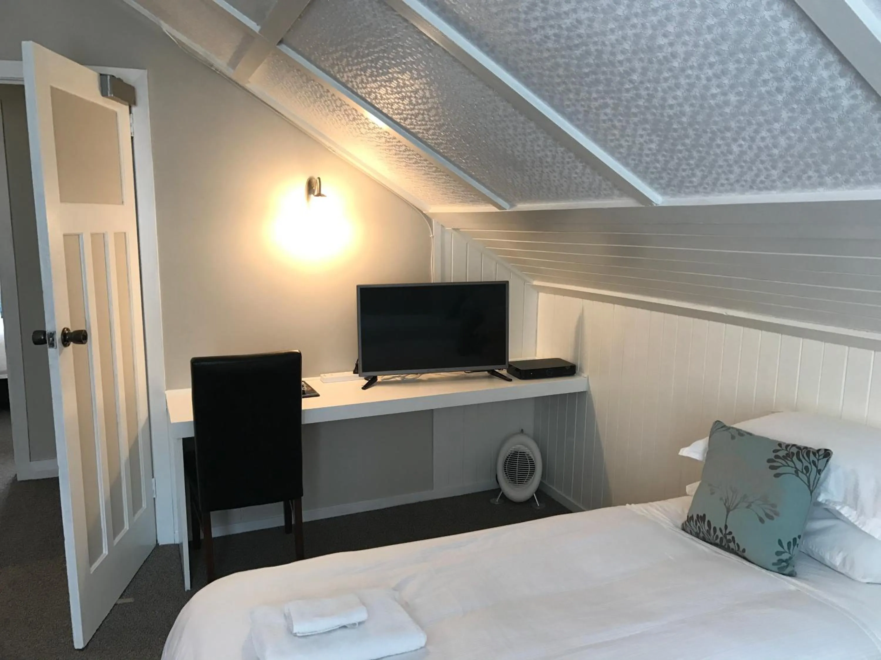 Twin Room in Bridgehouse Lodge