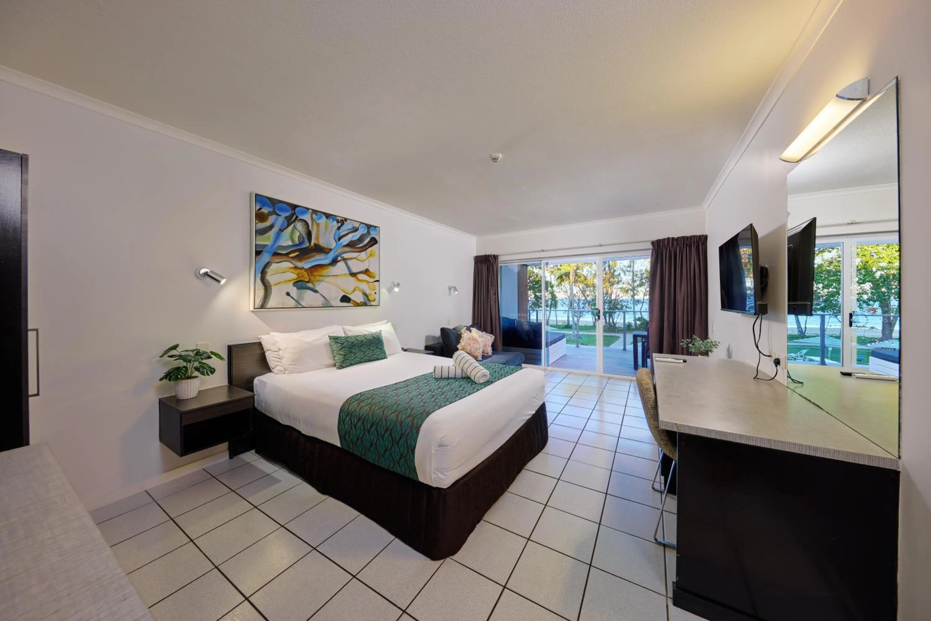 Superior Queen Resort Room - Beachfront in Castaways Resort & Spa On Mission Beach