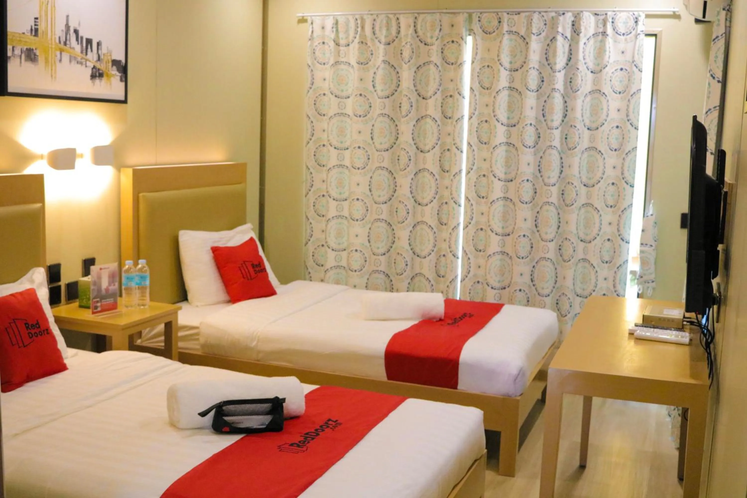 Twin Room in RedDoorz Plus @ AS Fortuna Cebu