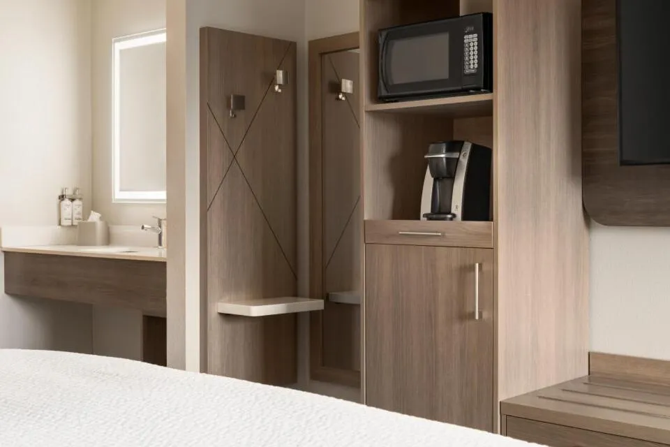 Standard Room with Two Queen Beds in Holiday Inn Express - Bowling Green by IHG