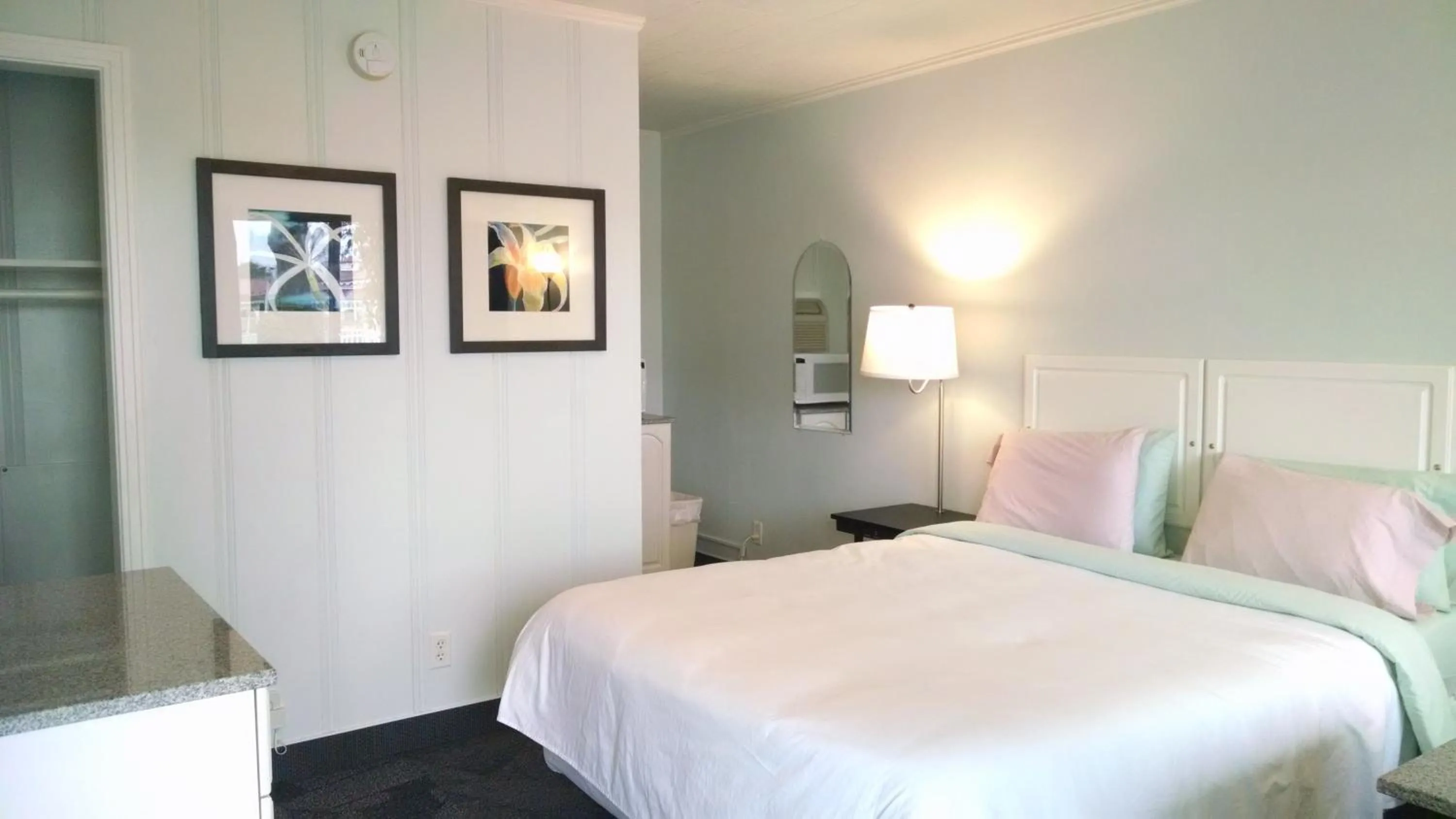 Queen Room in Murray Inn and Art Gallery