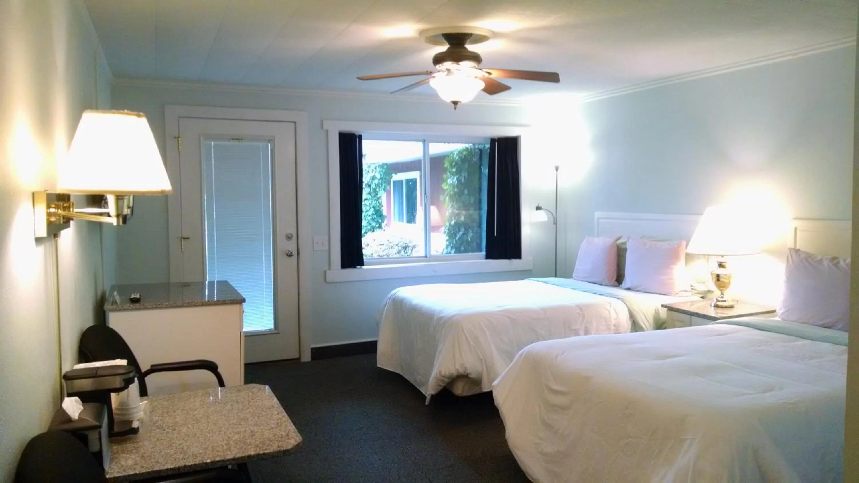 Double Room with Two Double Beds - Non-Smoking in Murray Inn and Art Gallery