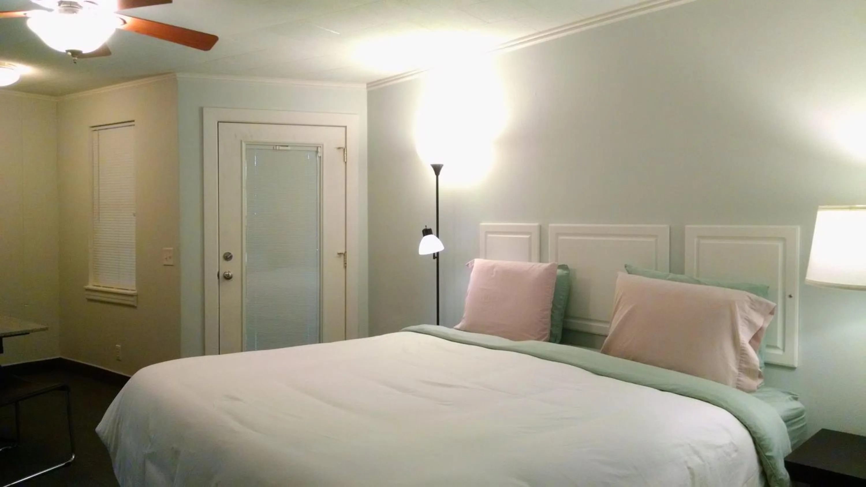 King Room - Non-Smoking in Murray Inn and Art Gallery