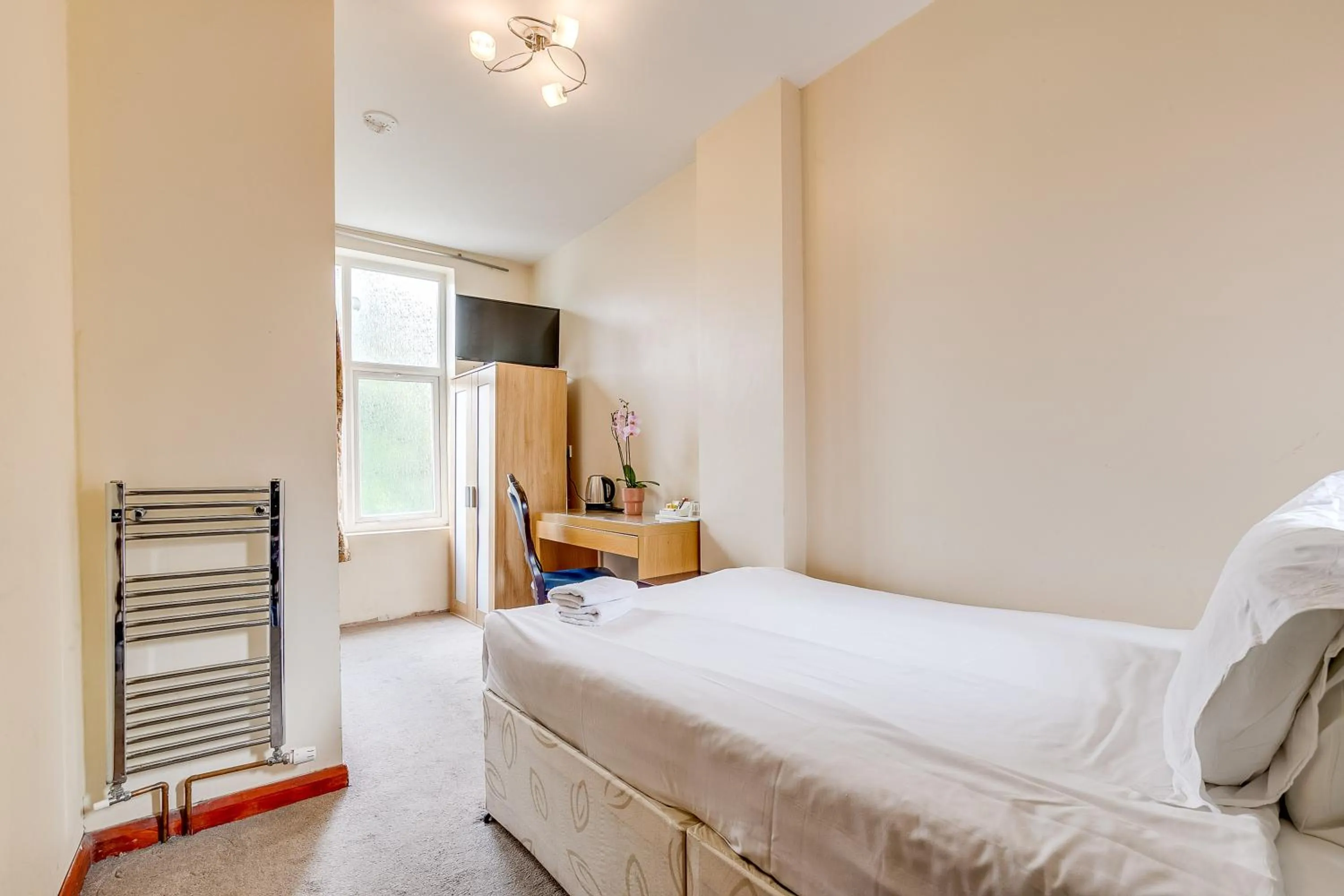 Single Room in London Star Hotel