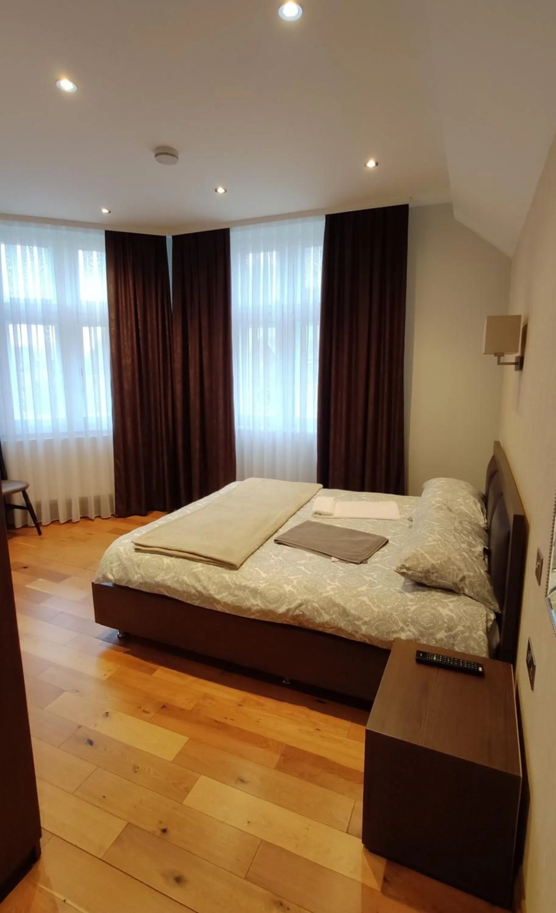 Deluxe King Room in OYO The Kilburn Arms