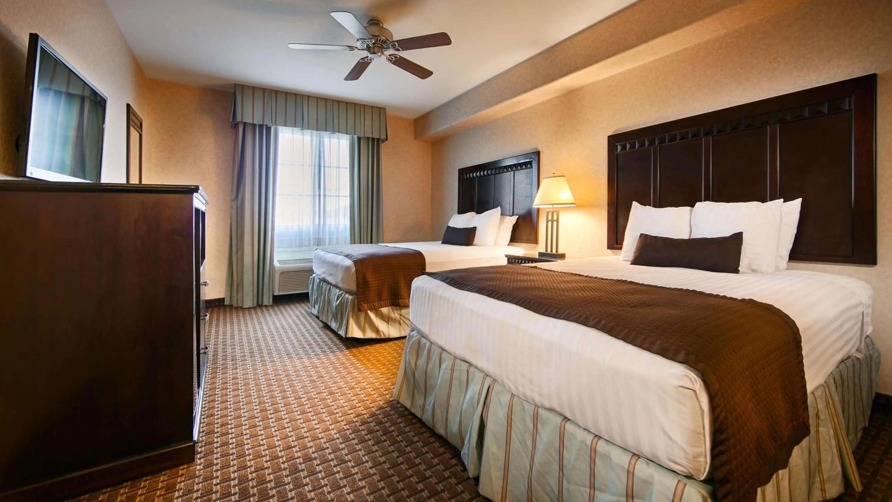 Queen Room with Two Queen Beds and Roll-In Shower - Disability Access in Best Western Plus Main Street Inn