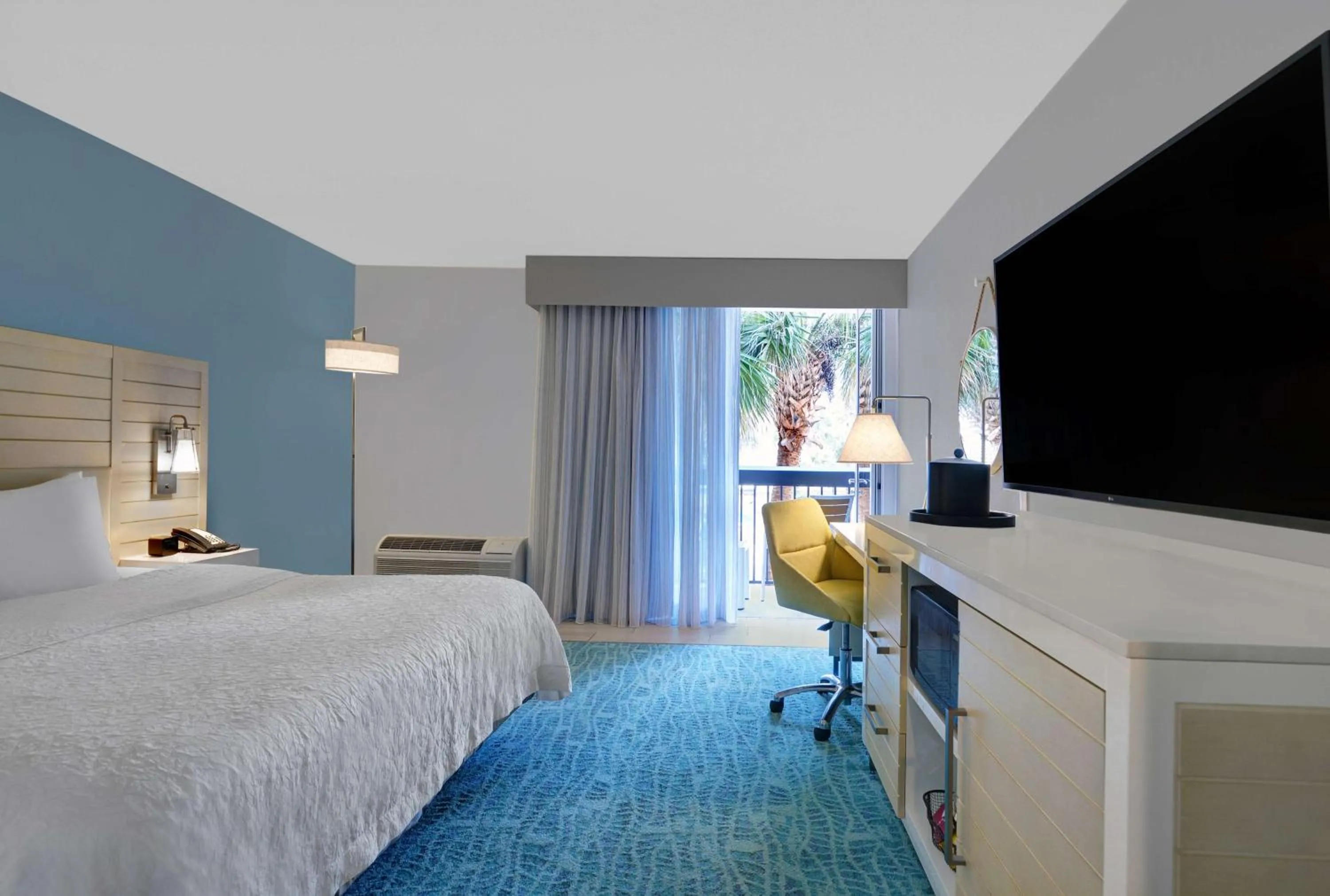 King Room with Inland View and Roll-in Shower - Mobility Access/Non-Smoking in Hampton Inn Oceanfront Jacksonville Beach