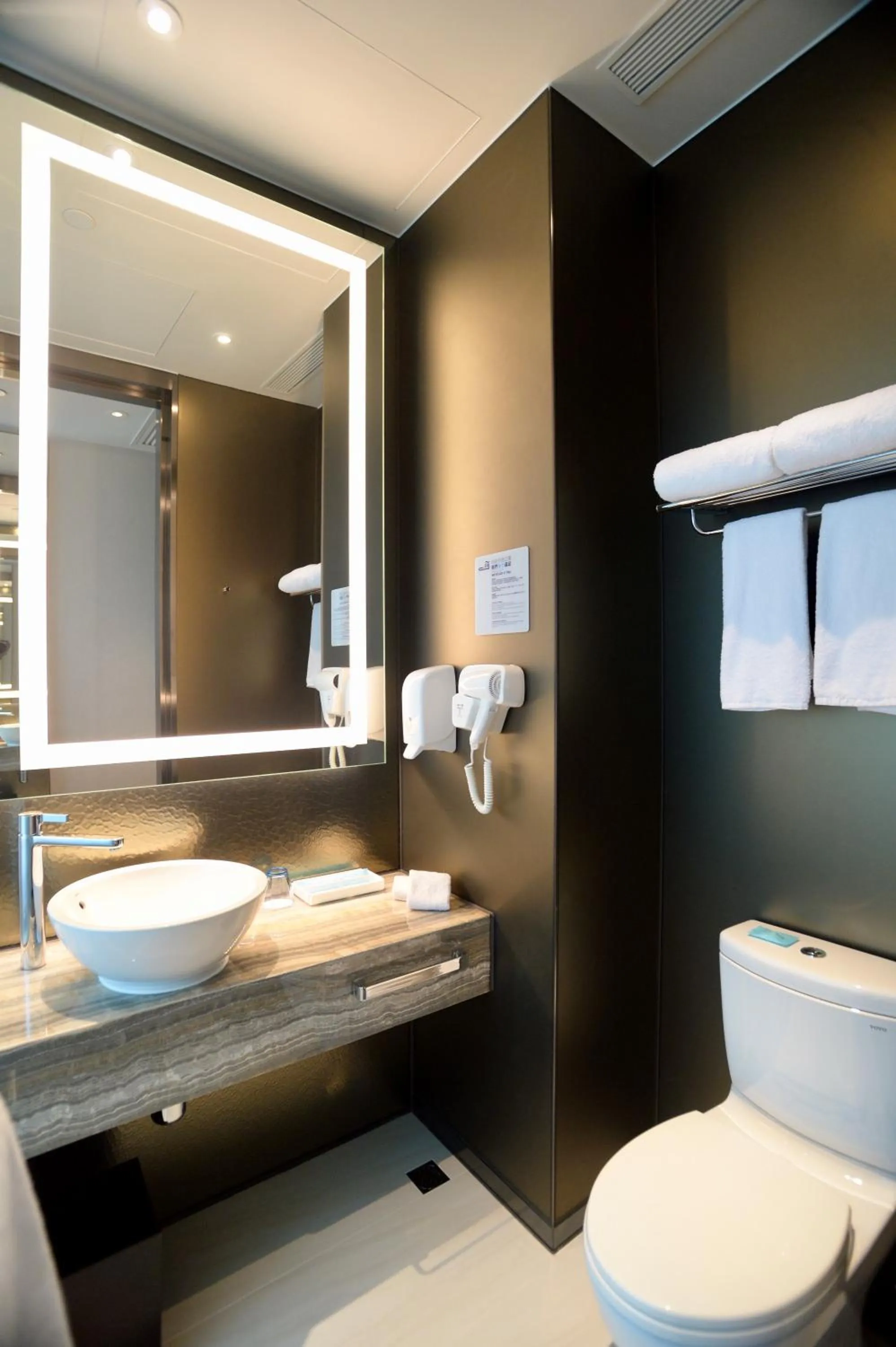 Standard Twin Rom with City View - High Floor in Holiday Inn Express Hong Kong Kowloon CBD2 by IHG