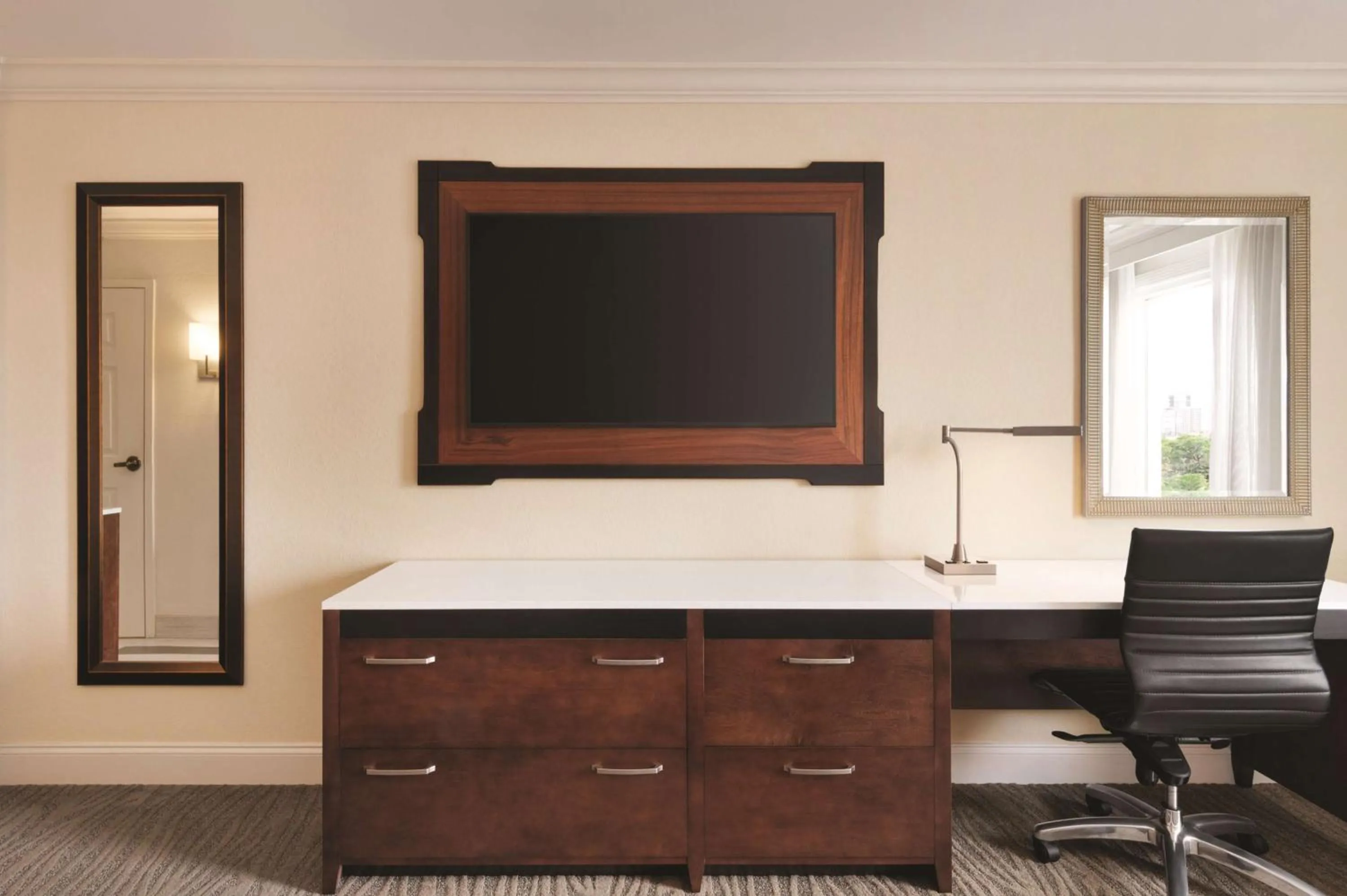 Queen Room with Two Queen Beds - Hearing Access in Hilton Naples