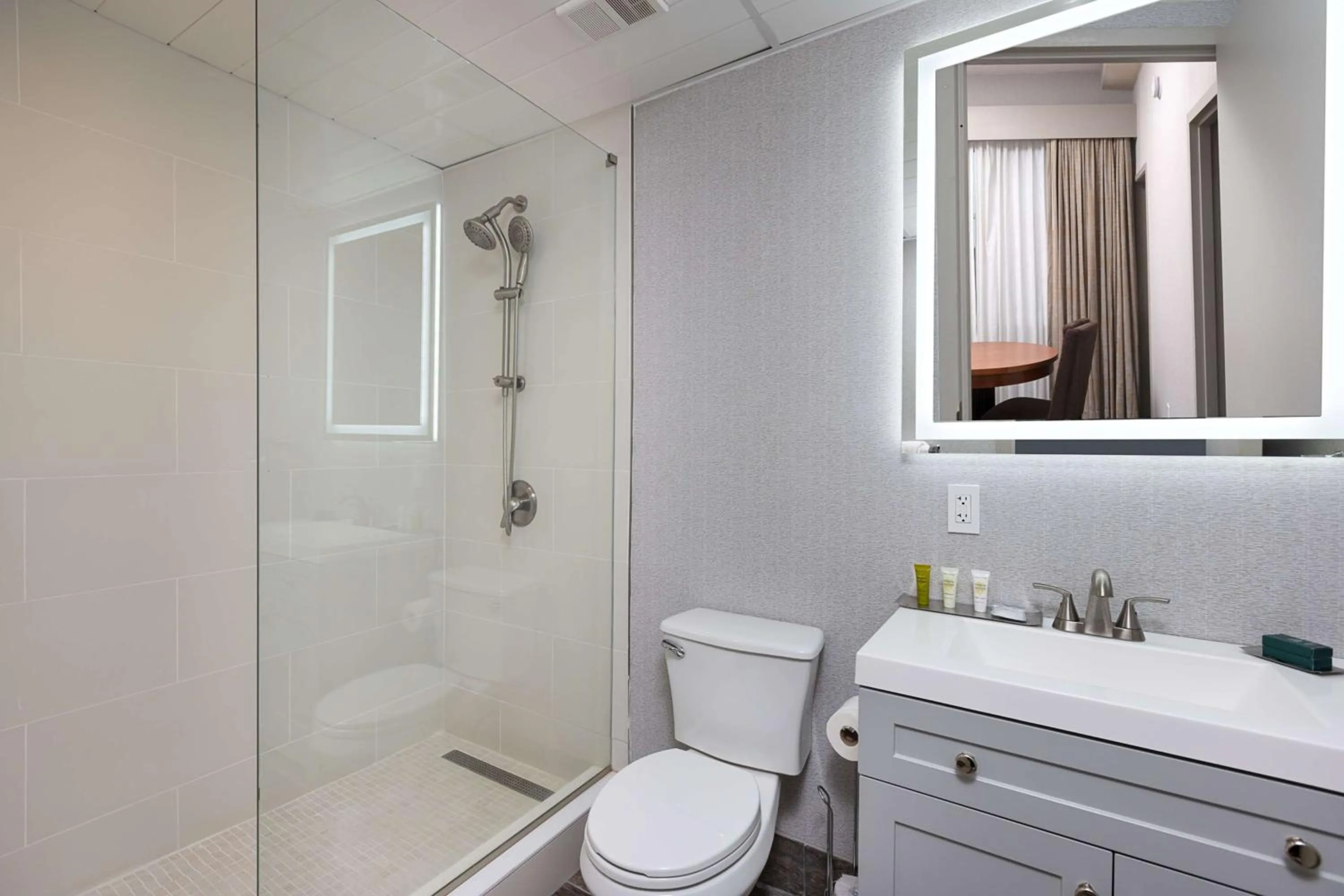 Queen Suite with Whirlpool - Non-Smoking in Inn at the Colonnade Baltimore - A DoubleTree by Hilton Hotel