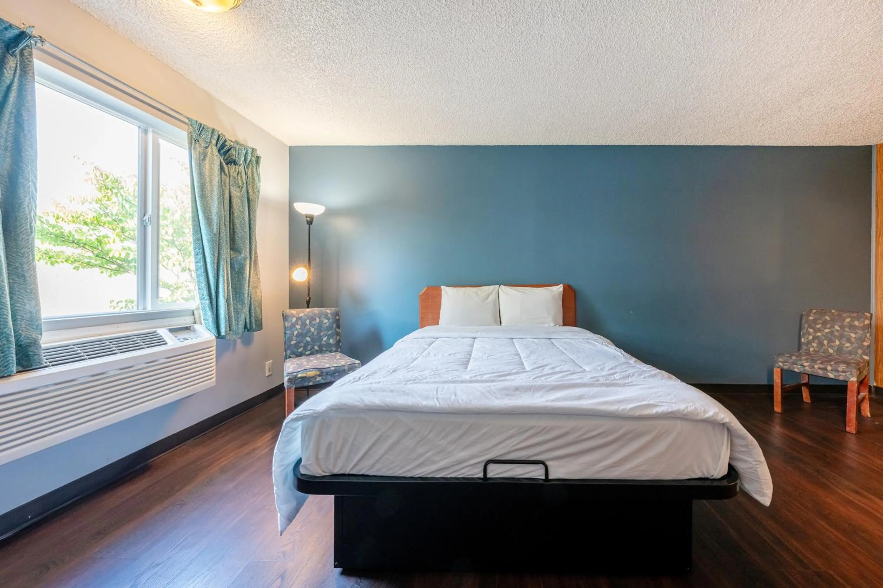 King Bed in Best Value Inn by OYO Portland OR South East