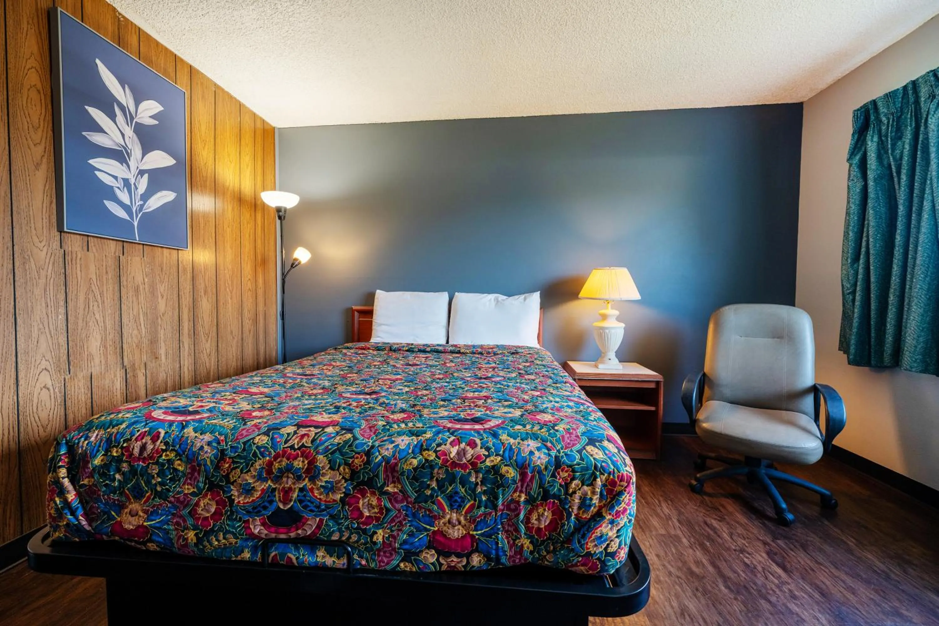 Queen Bed in Best Value Inn by OYO Portland OR South East