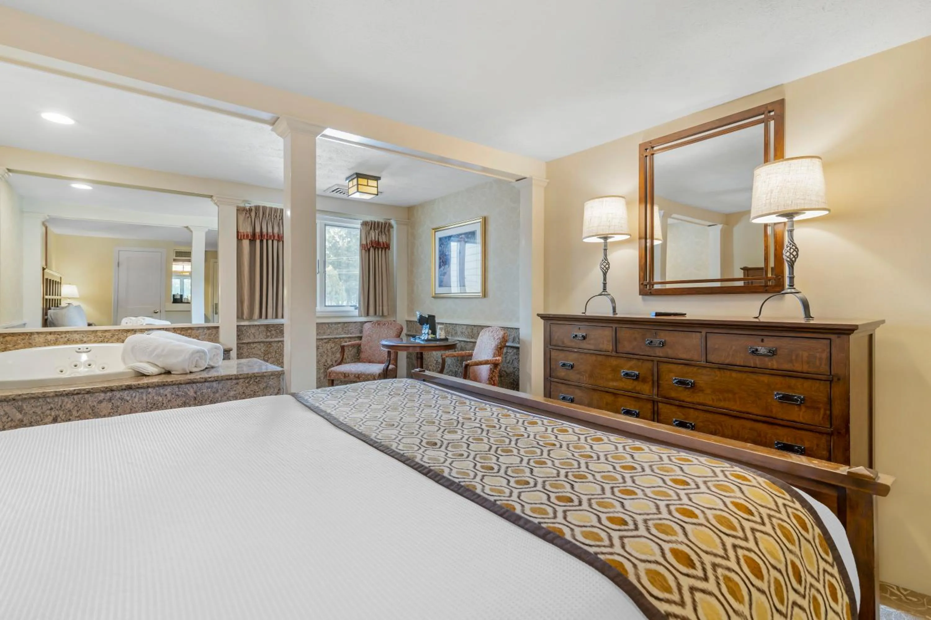 King Suite with Spa Bath in Meadowmere Resort