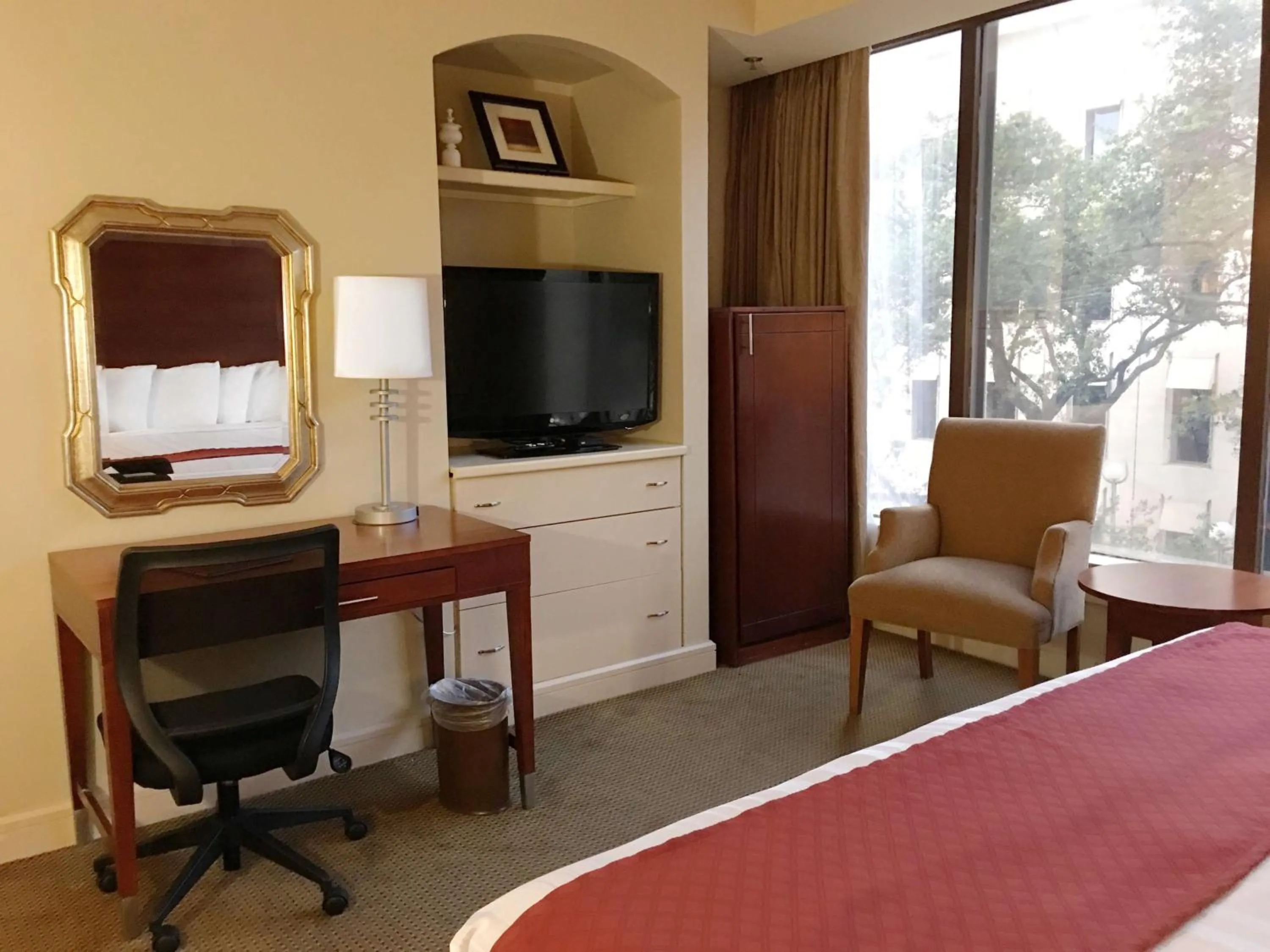 King Room with Mobility Accessible Bathtub in Blake Hotel New Orleans, BW Signature Collection