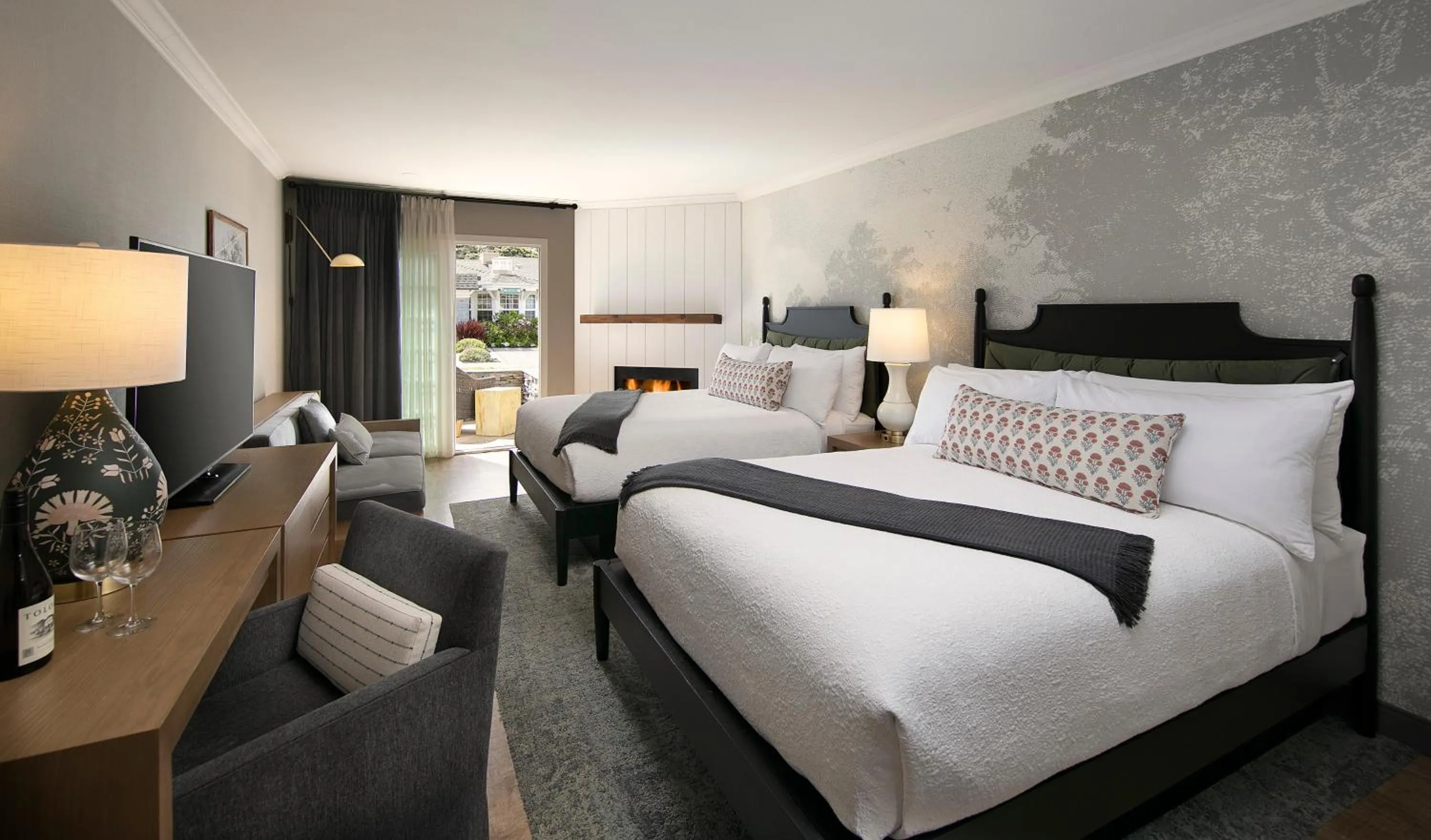 Deluxe Queen Room with Two Queen Beds in Fireside Inn on Moonstone Beach