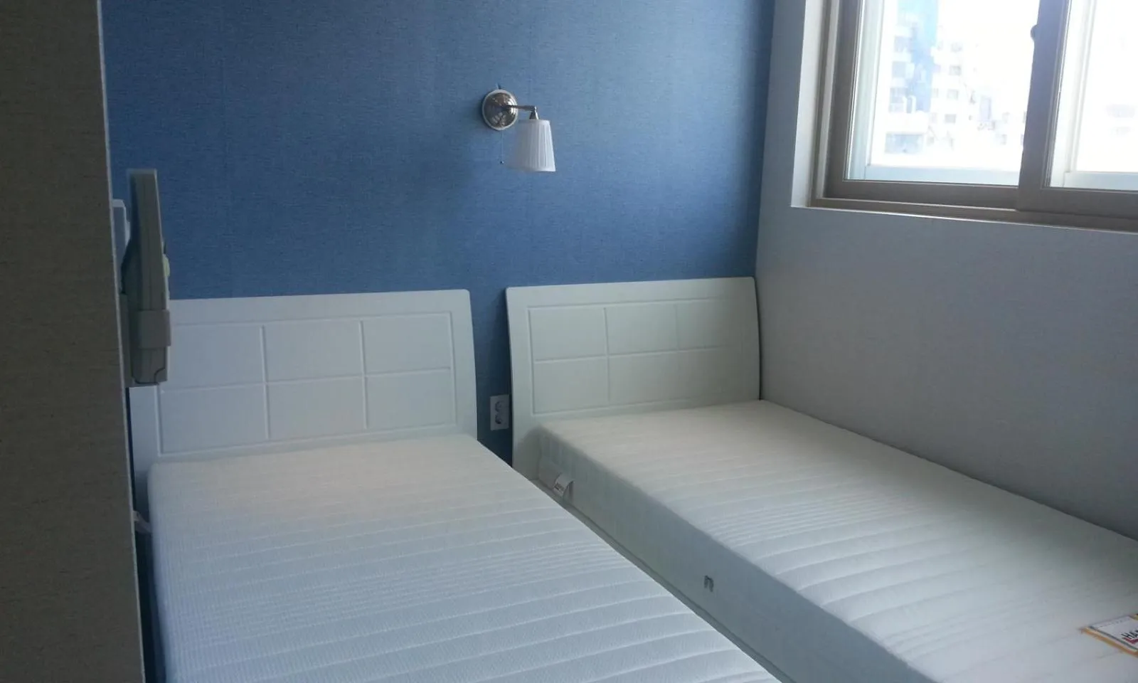 Twin Room with Private Bathroom in Bexco Hostel B&B