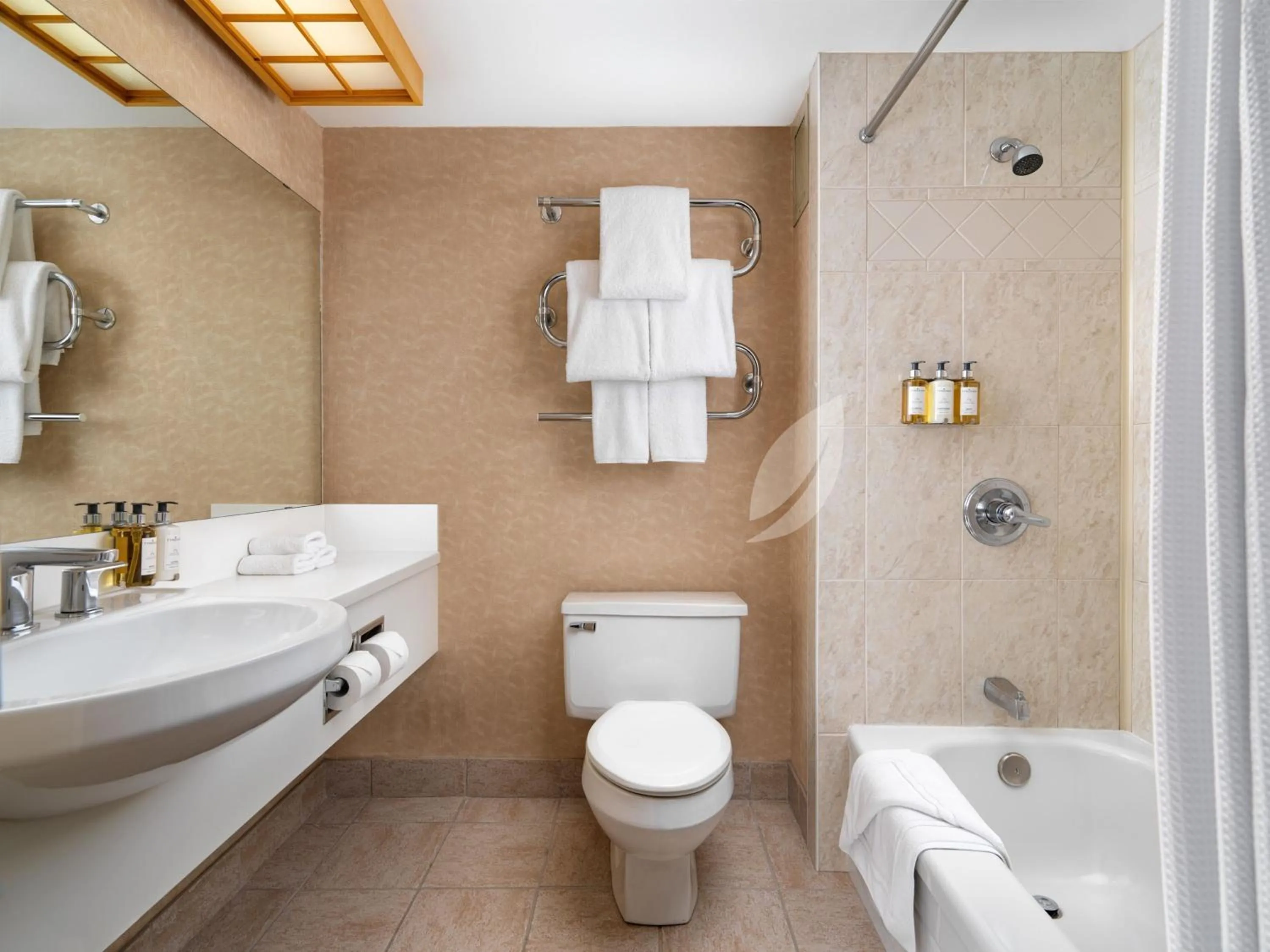 Laurel Wing King Room - Pet Friendly in Inn at Laurel Point