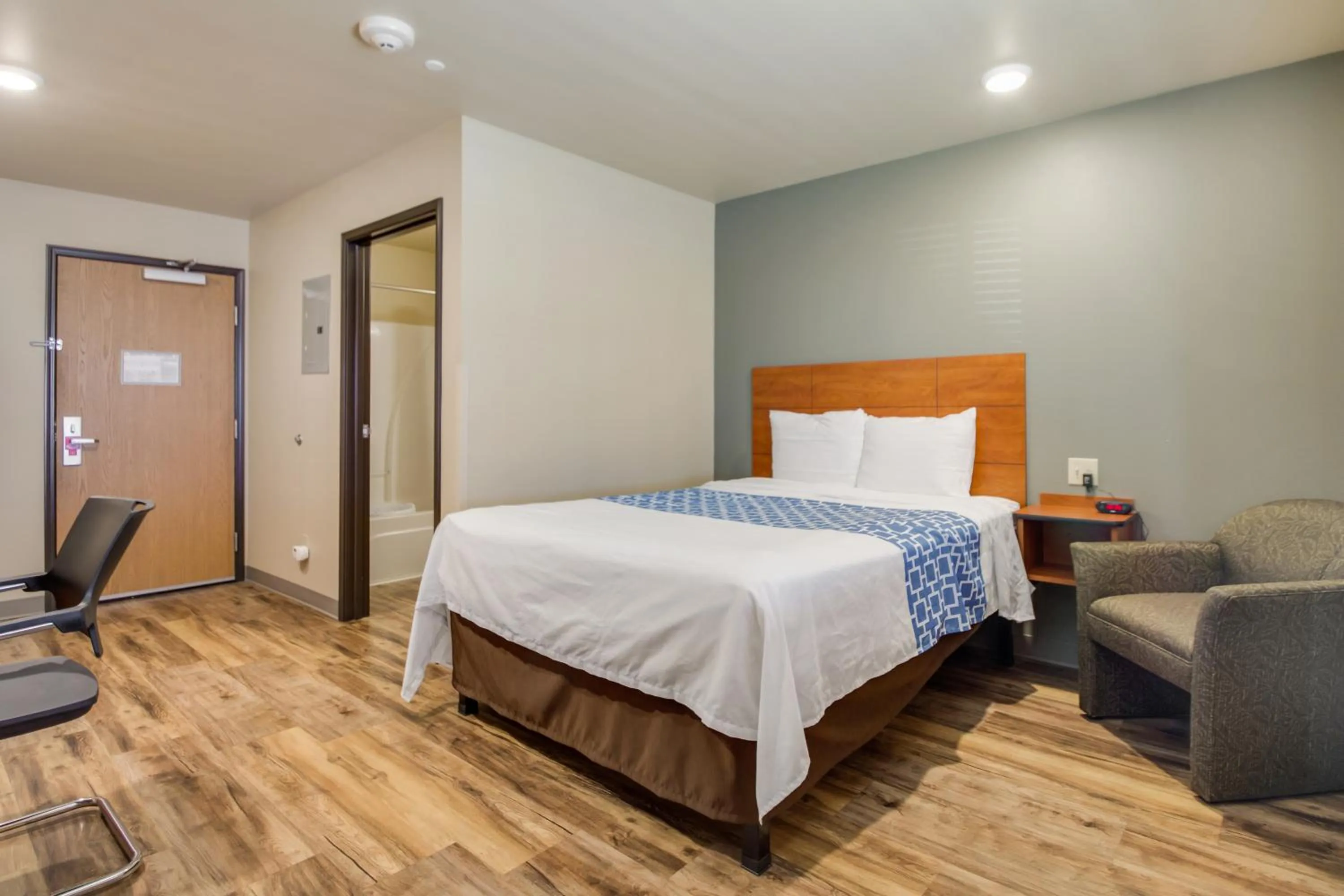 Queen Room - Non-Smoking in Econo Lodge Burlington I-70