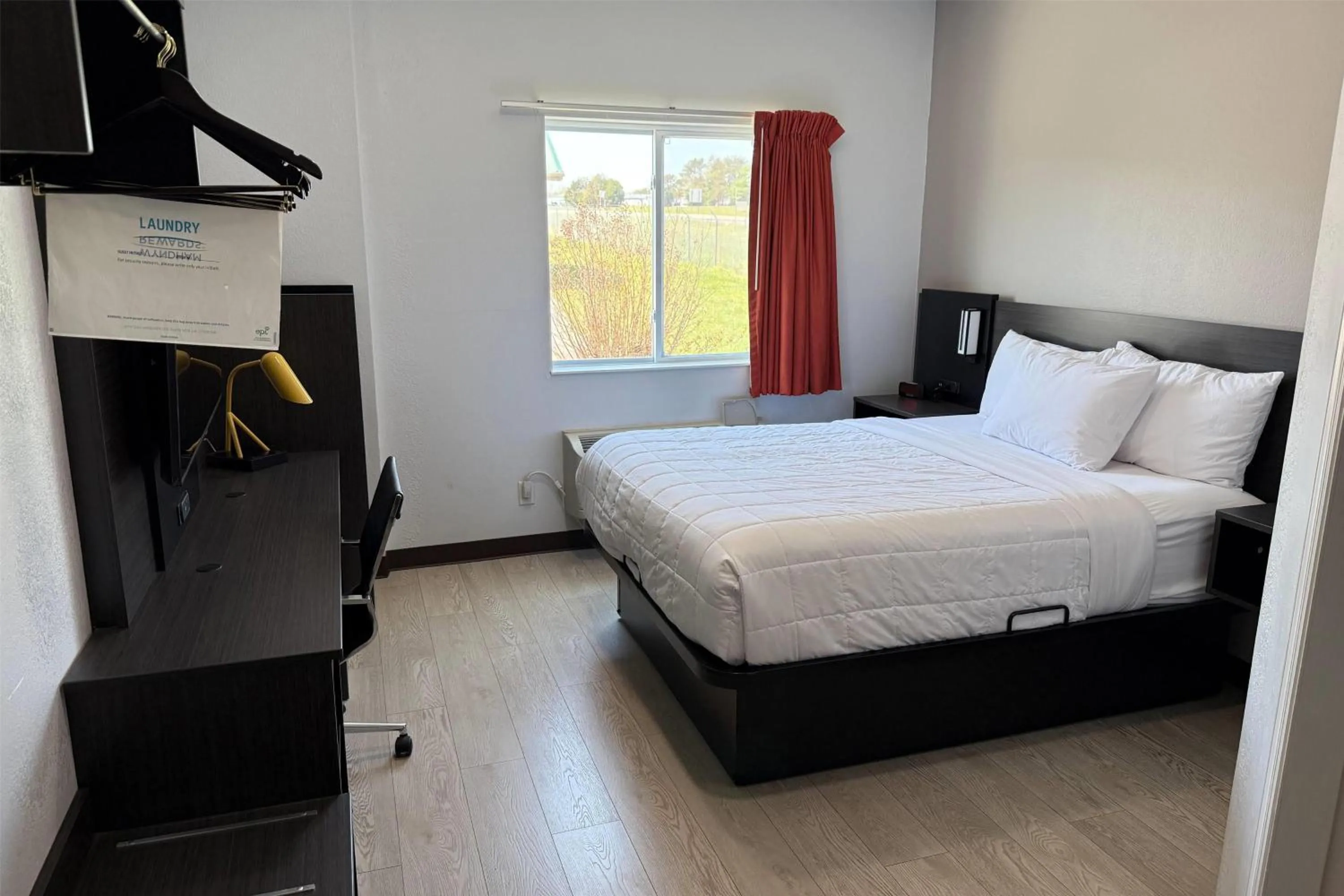 King Suite with Bathtub w/Grab Bars - Non-Smoking in Baymont by Wyndham Athens, TN