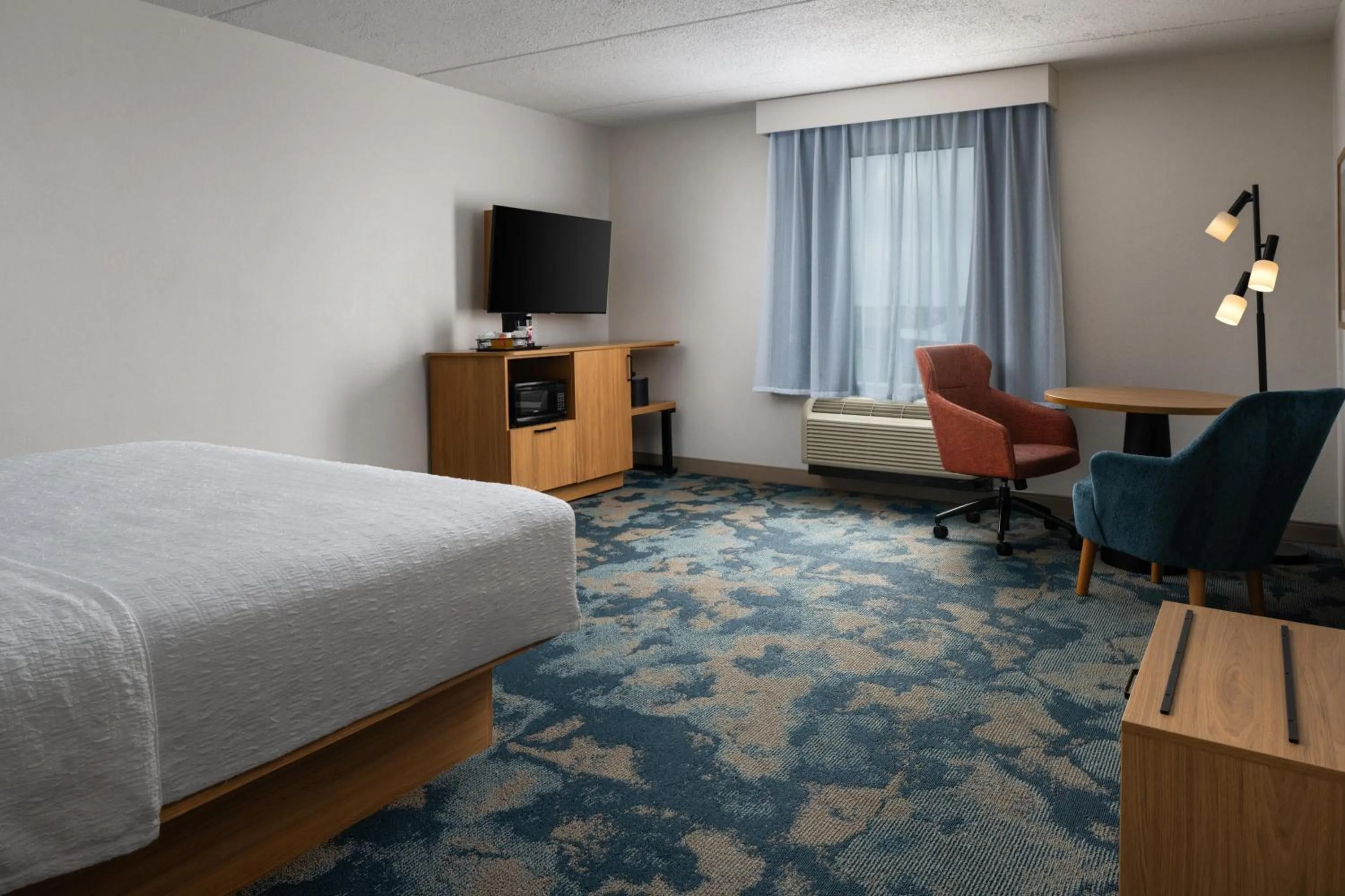 King Room with Accessible Tub - Mobility and Hearing Access/Non-Smoking in Hampton Inn Neptune