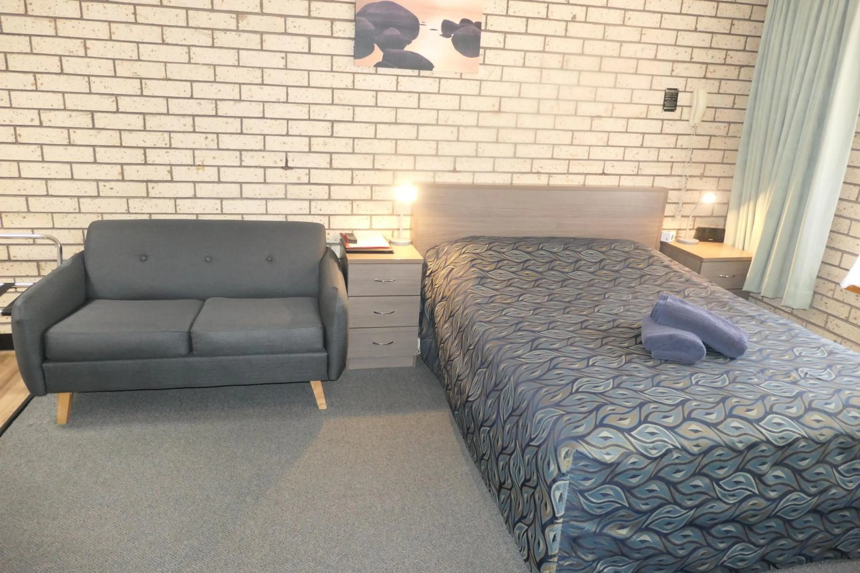 Deluxe Queen Room in Cowra Crest Motel