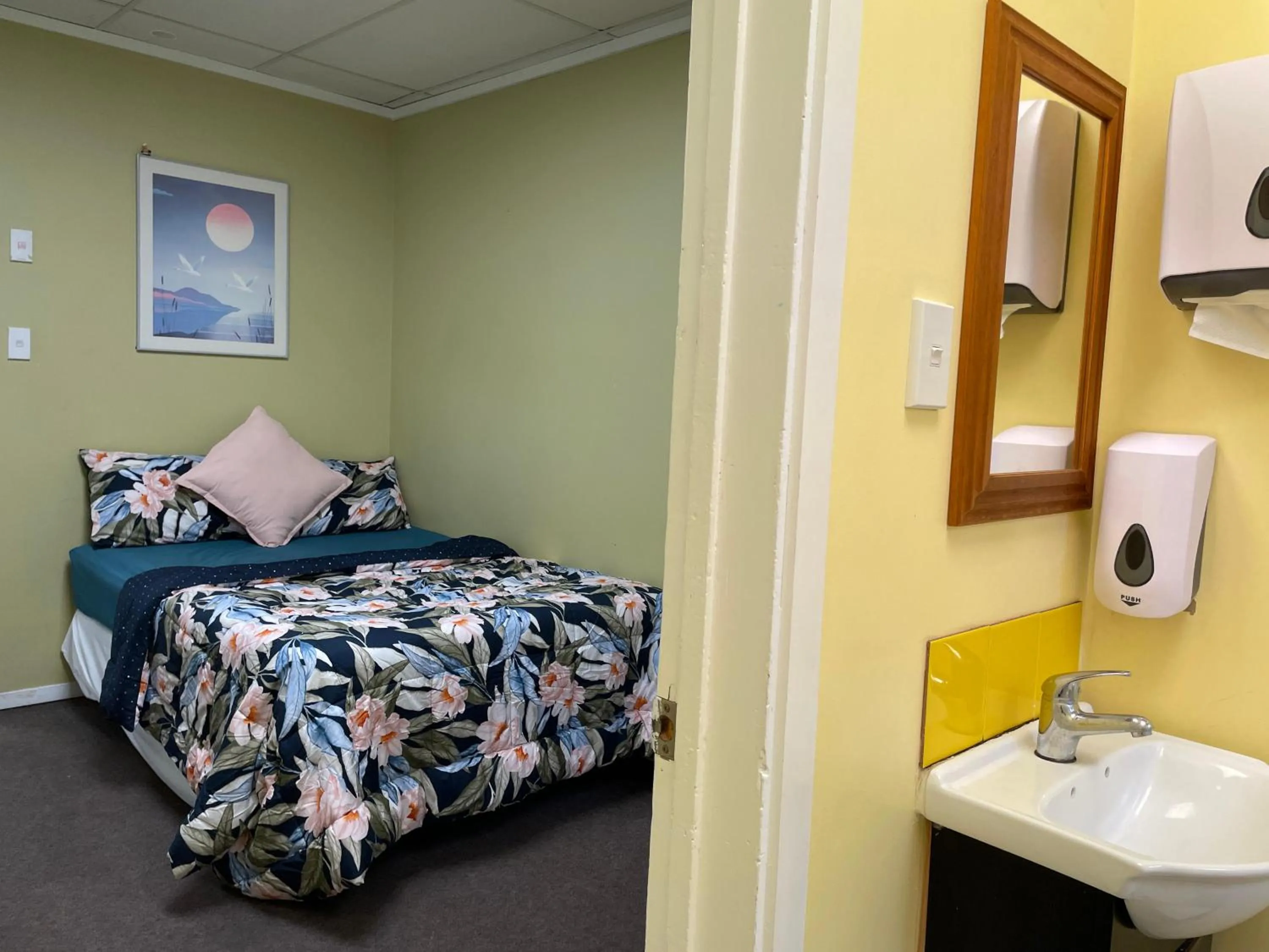 Double Room with Private Bathroom in Silverfern Backpackers