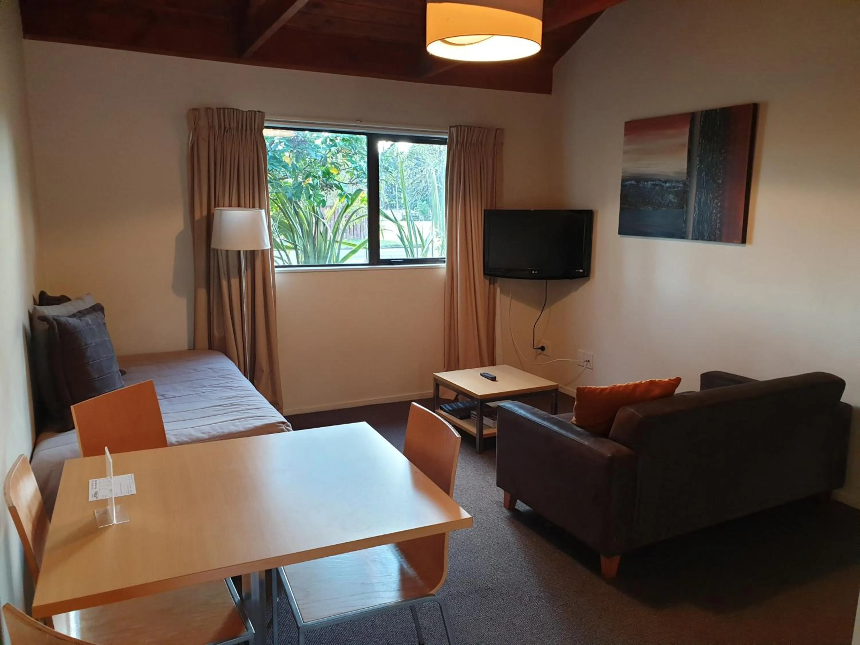 Two-Bedroom Unit with Kitchen in The Hobbit Motorlodge