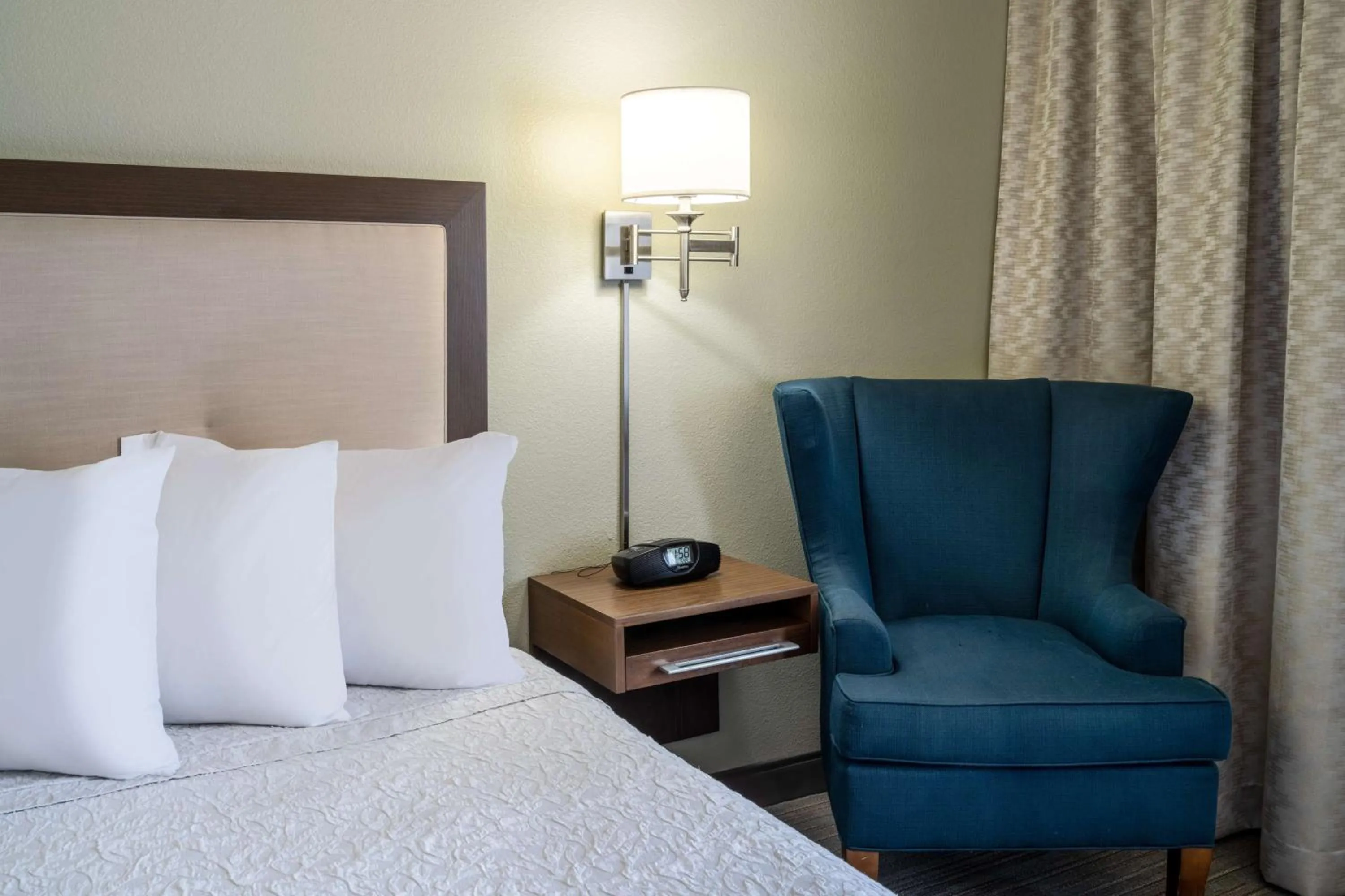 King Room with Roll-In Shower - Disability Access in Hampton Inn by Hilton Irvine East - Lake Forest