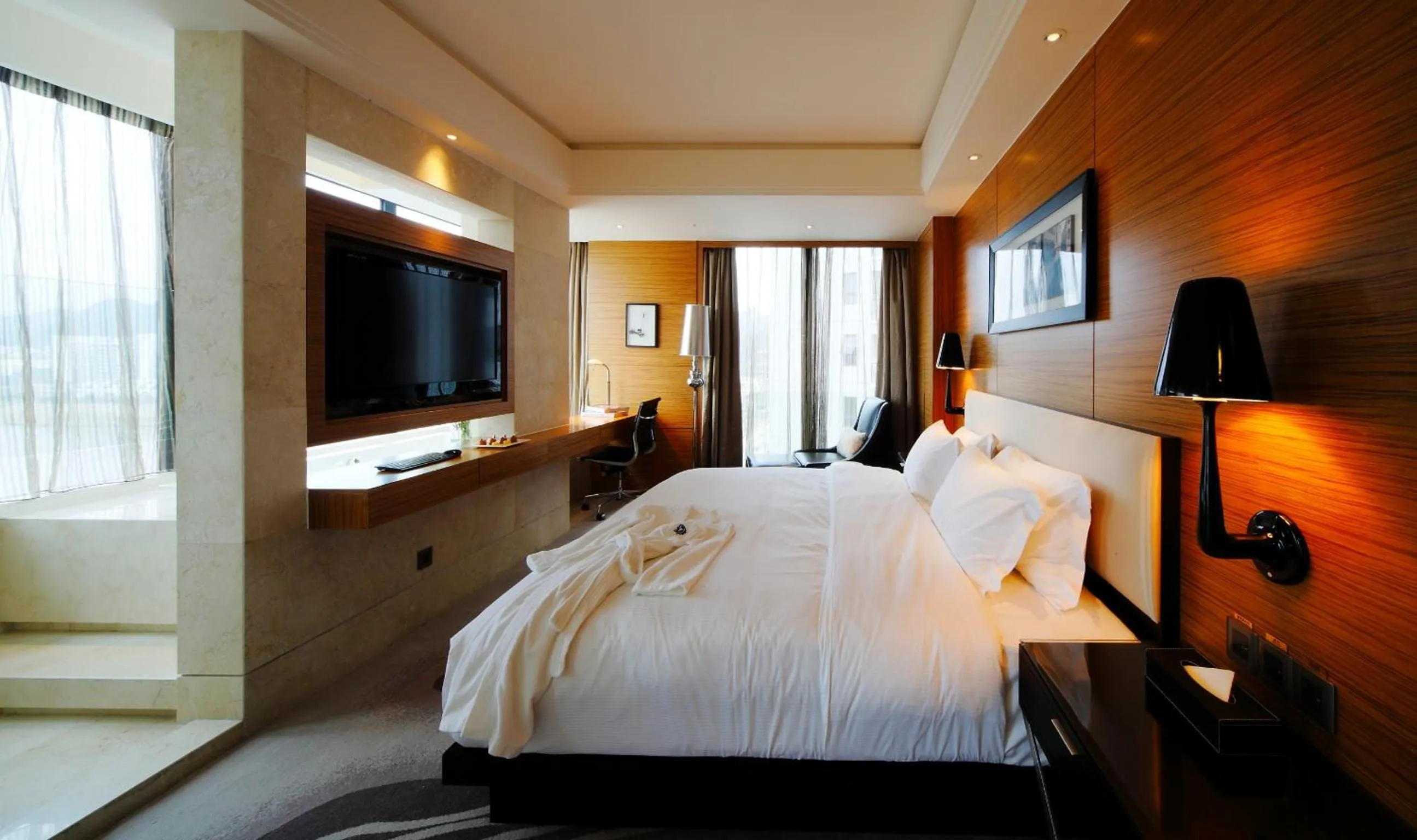 Suite with River View in DW Hotel