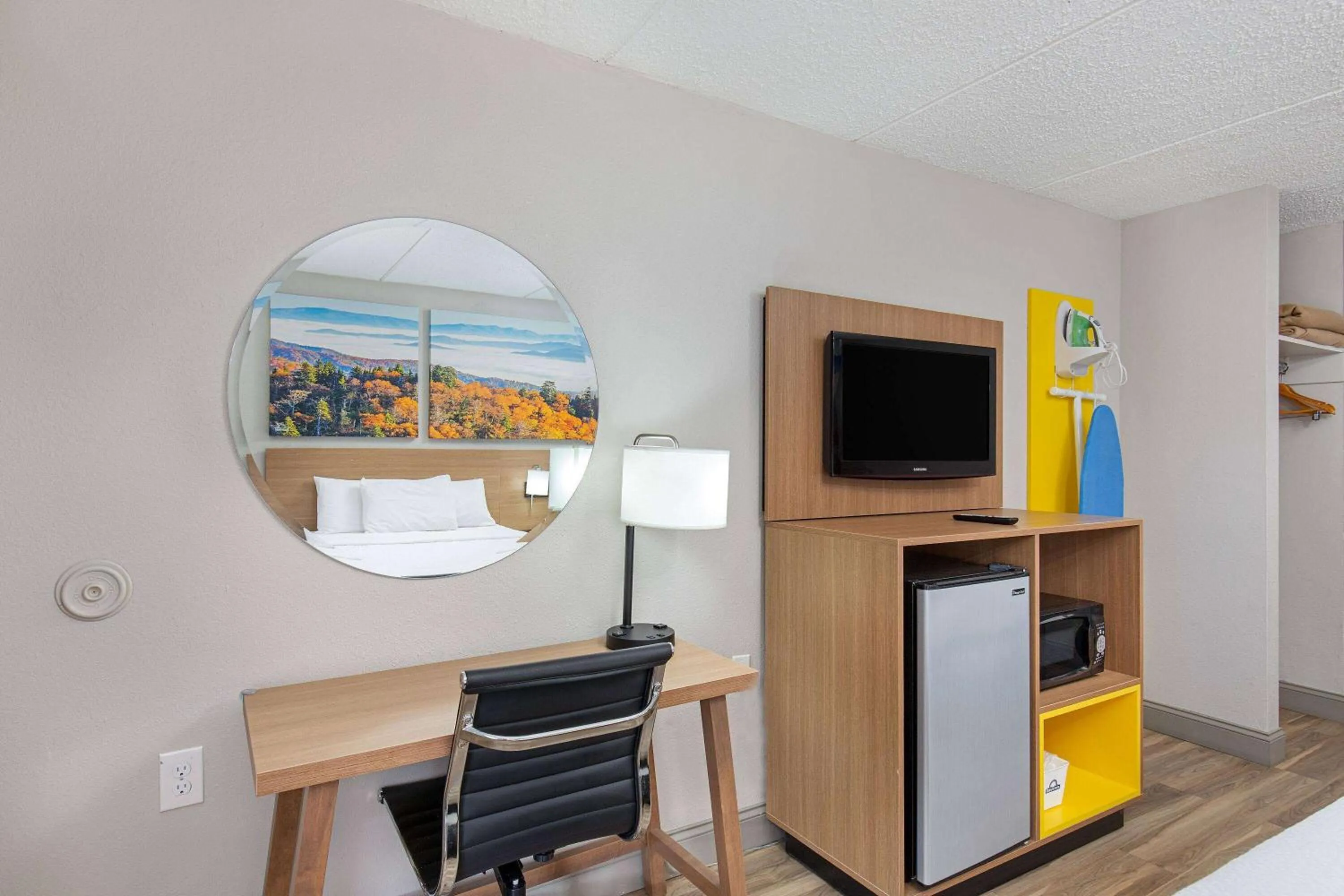 King Room - Non-Smoking in Days Inn by Wyndham Knoxville North