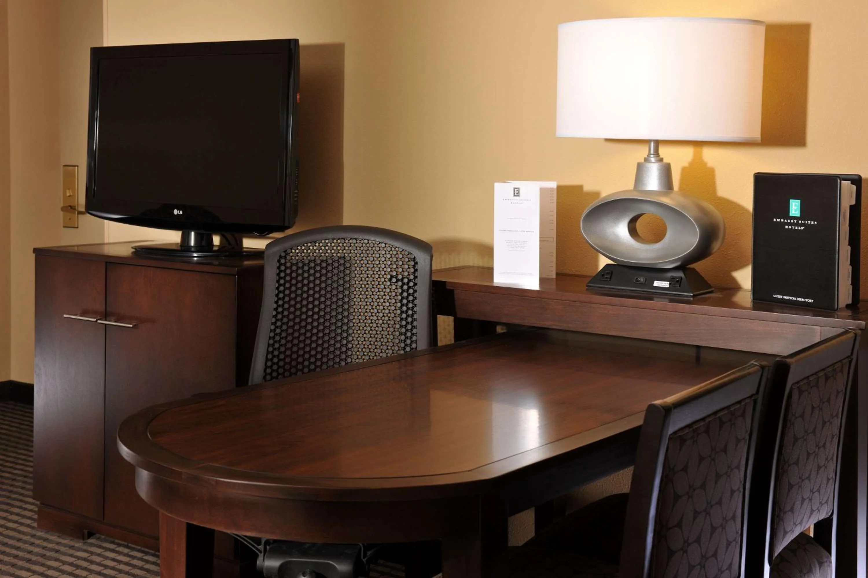 King Corner Suite with City View - Non-Smoking in Embassy Suites Des Moines Downtown