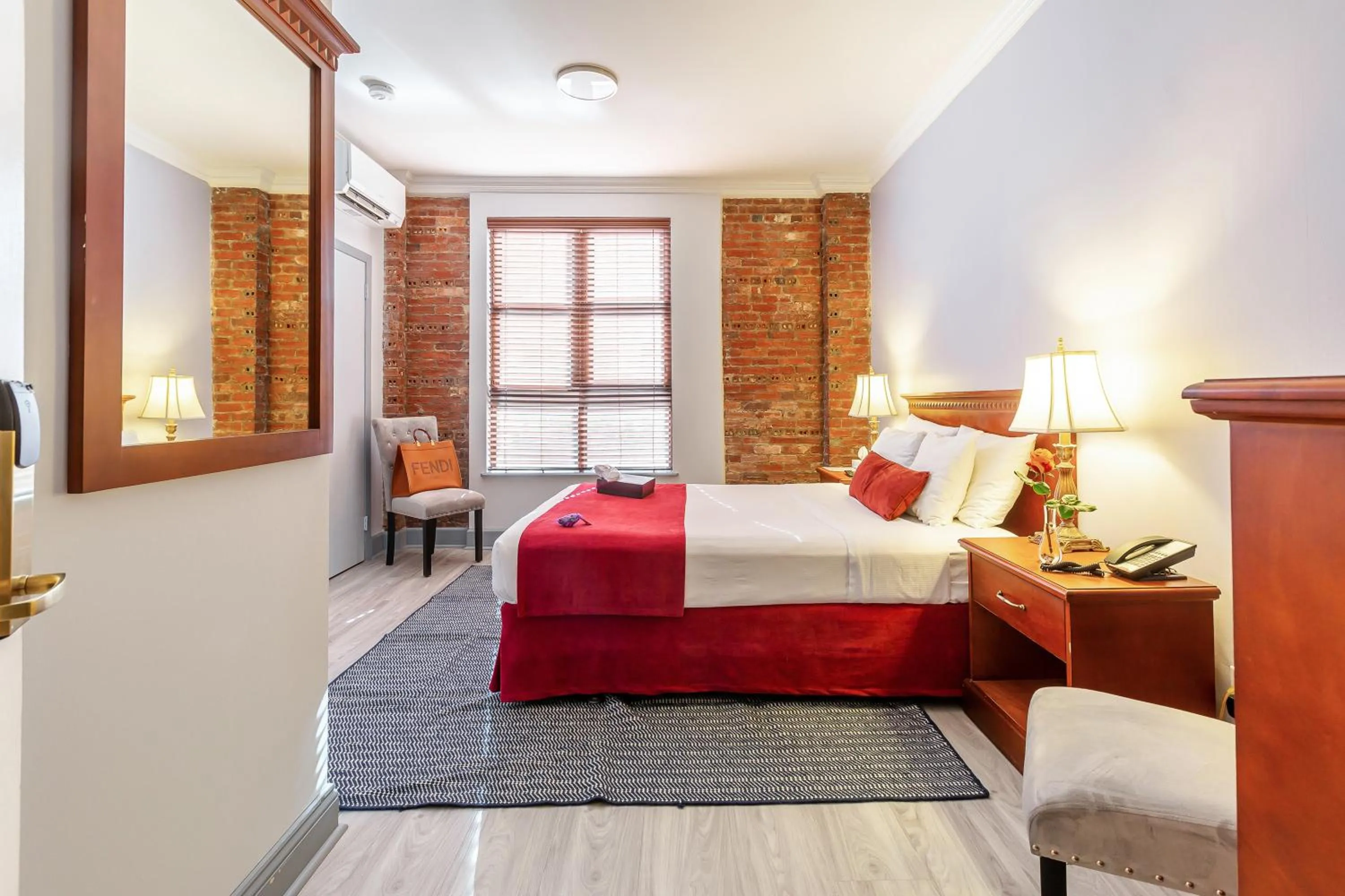 One Queen Bed Room in Hotel St. James