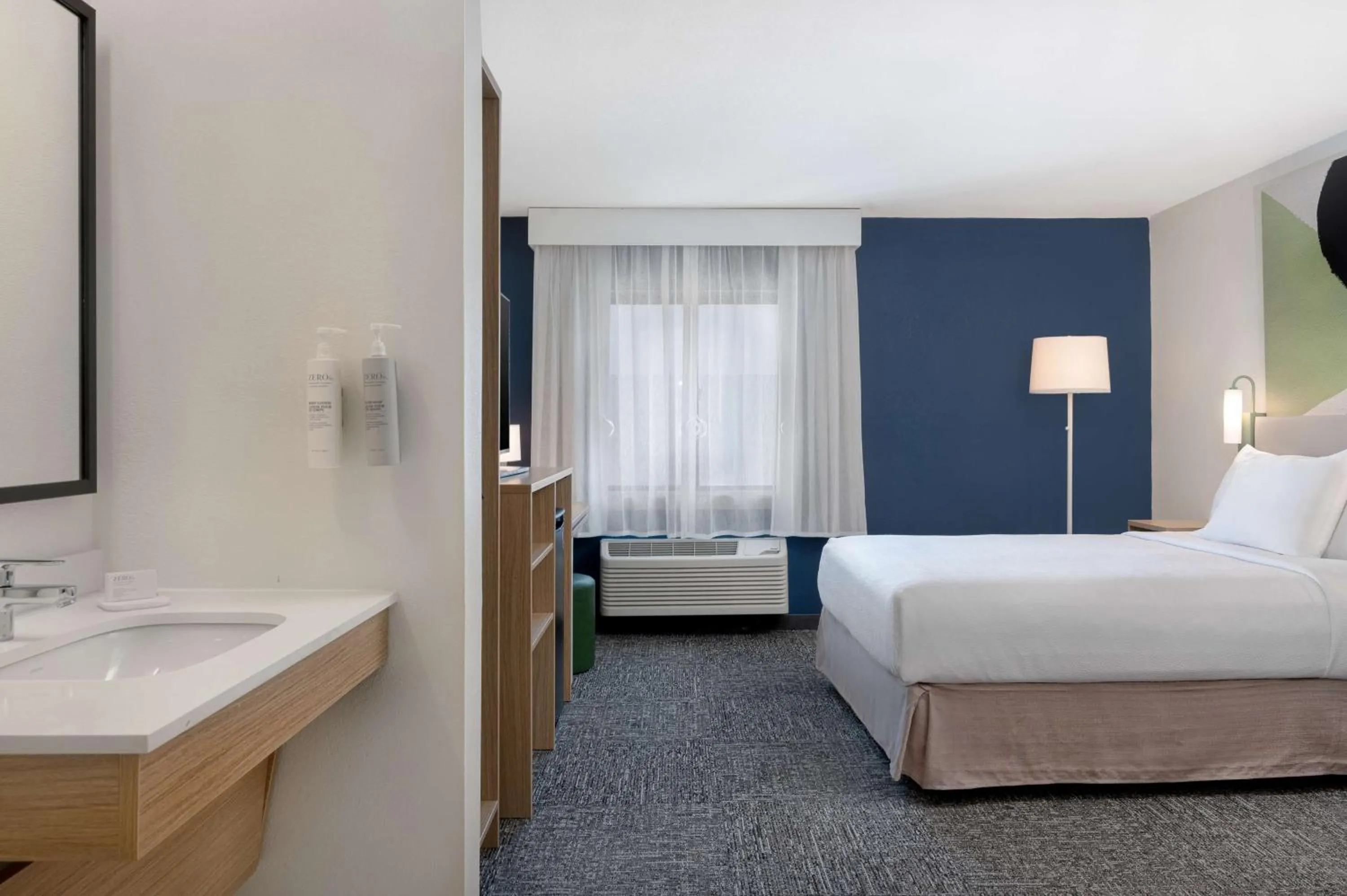 Queen Room with Accessible Tub in La Quinta by Wyndham Savannah Southside