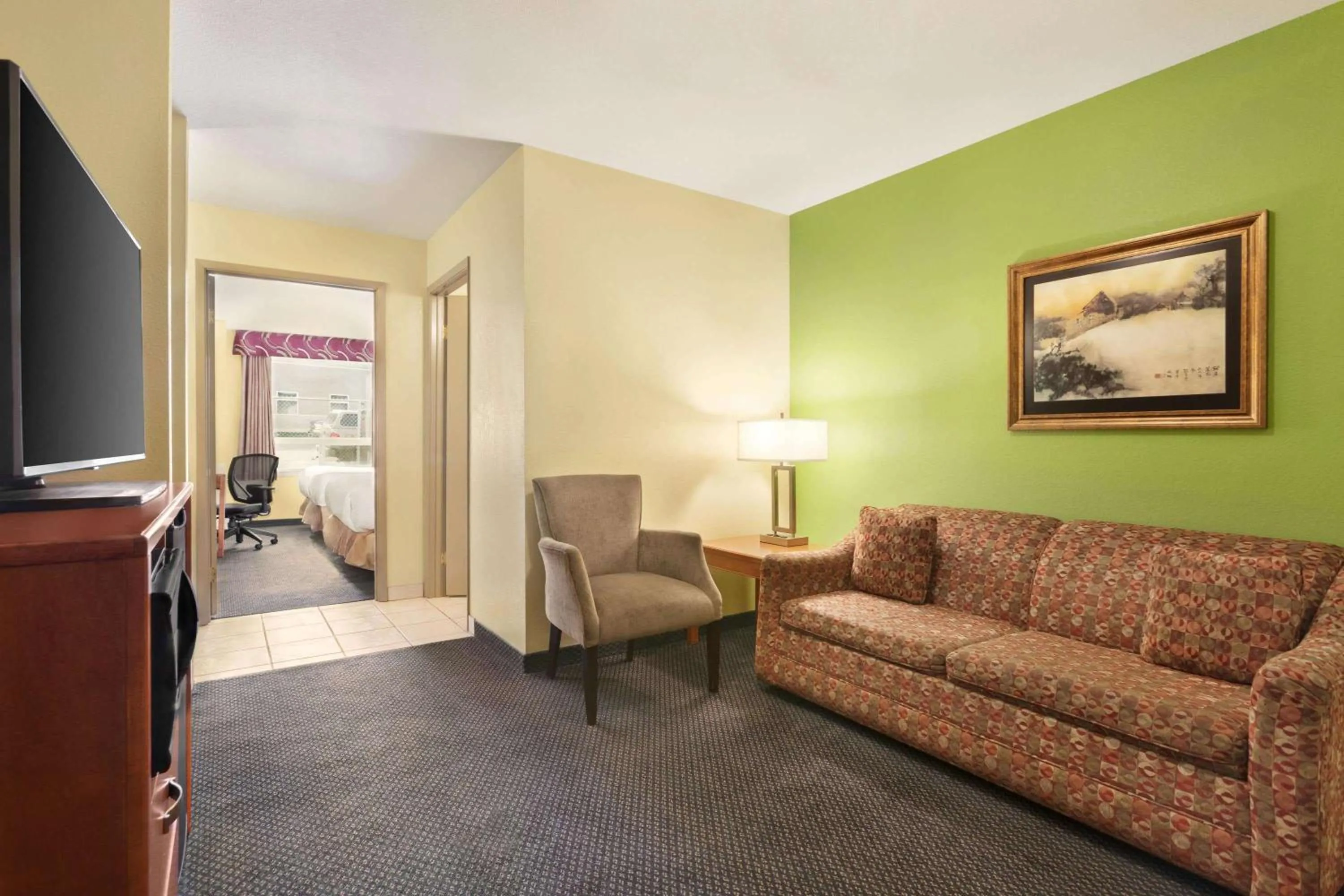 Queen Suite - Non-Smoking in Days Inn & Suites by Wyndham Thompson
