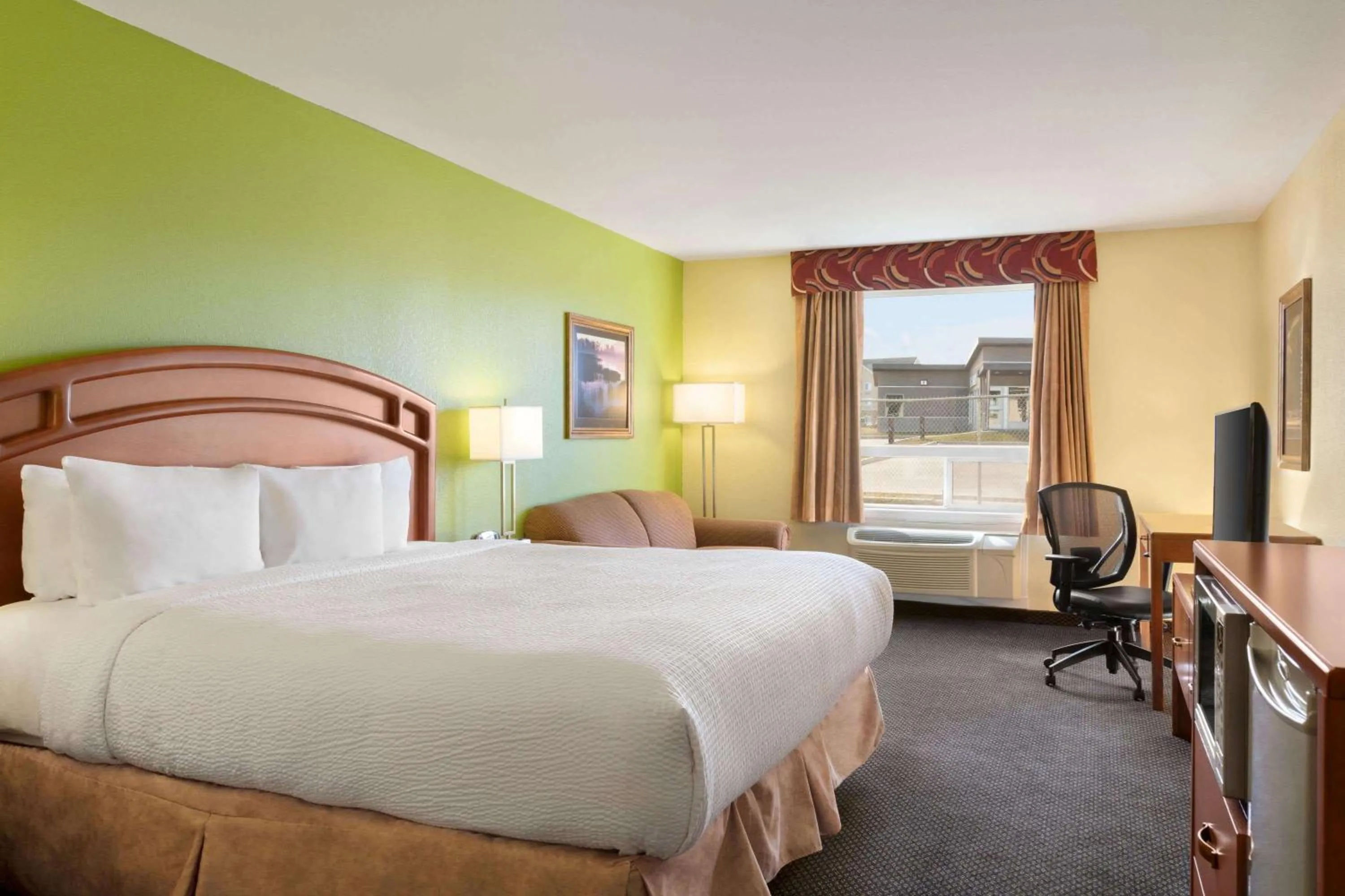 King Room with Bath Tub - Mobility Accessible/Non-Smoking in Days Inn & Suites by Wyndham Thompson