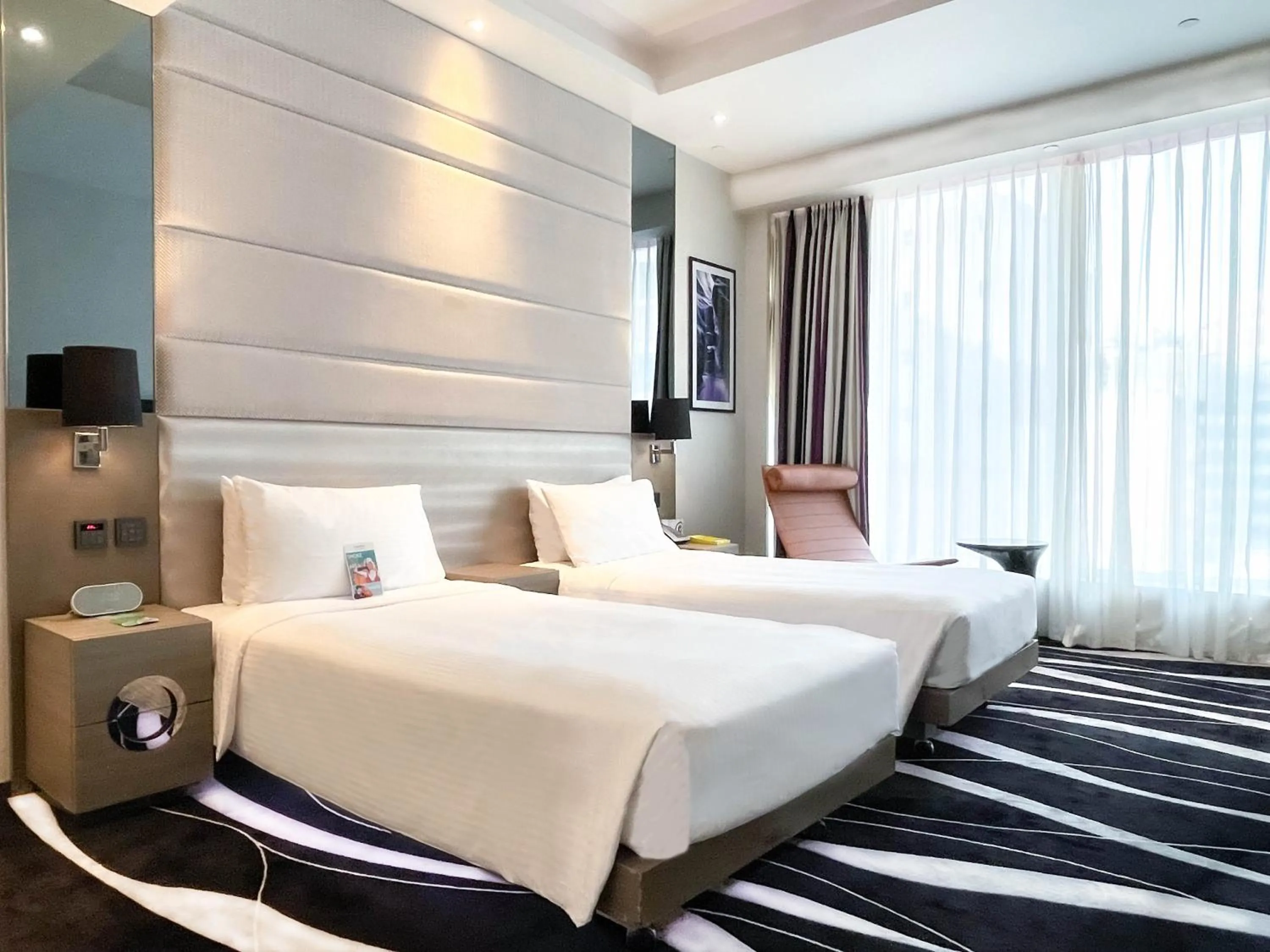 Deluxe Twin Room in Hotel Madera Hong Kong