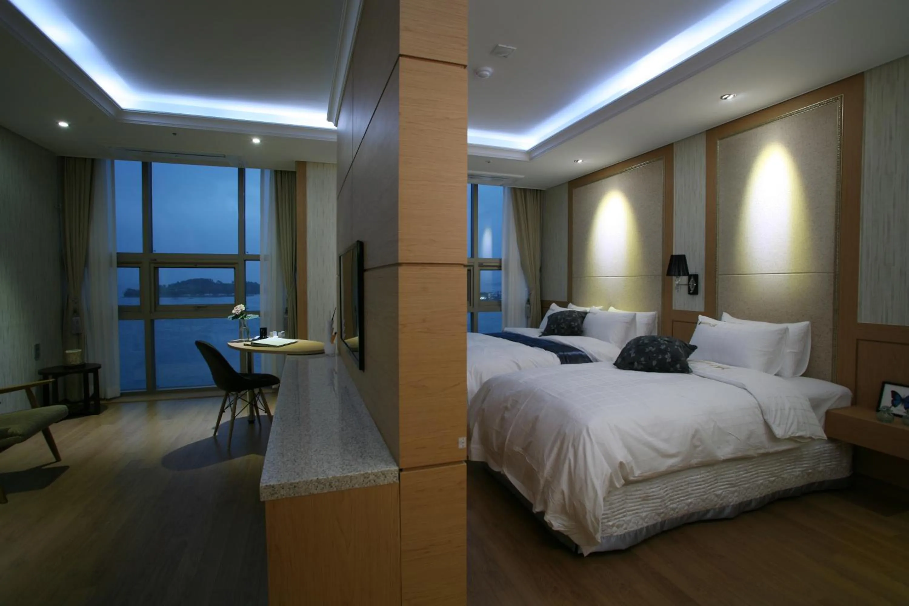 Premier Twin Room with Sea View in Benikea Hotel Yeosu
