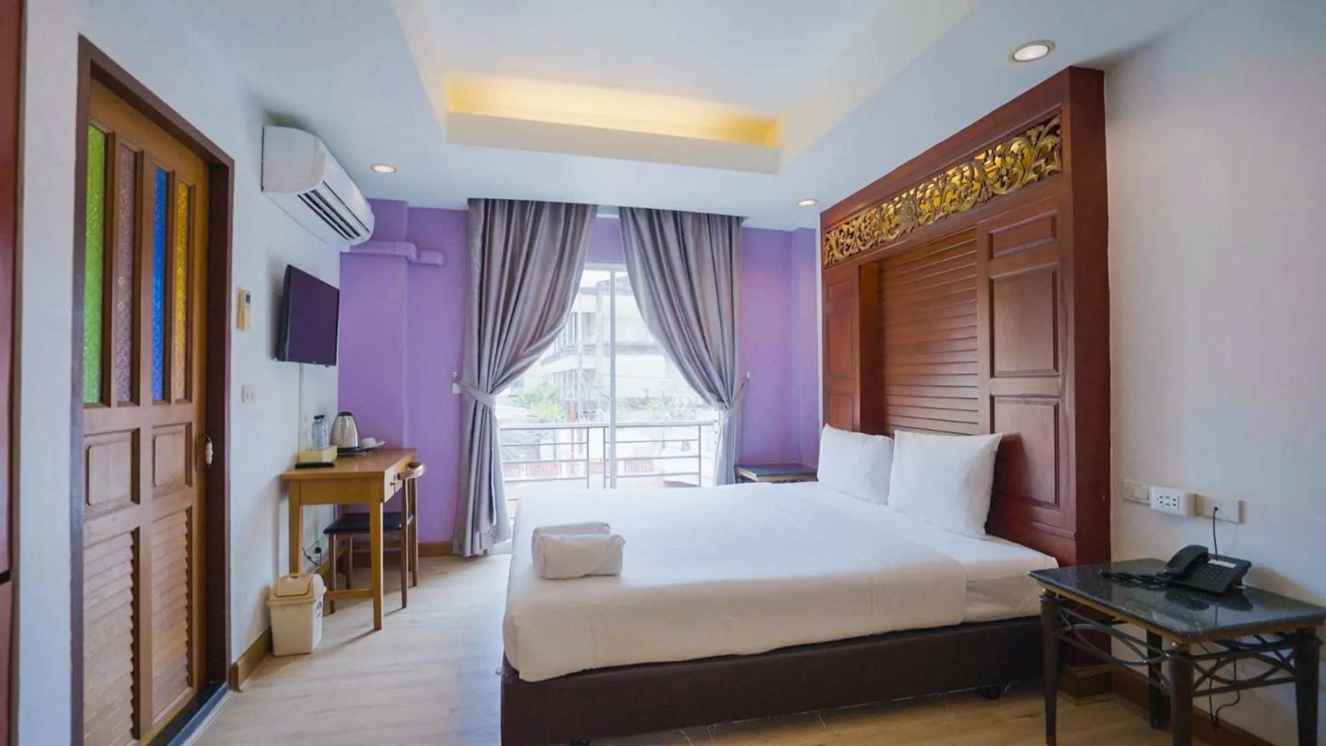 Exclusive King Bed Balcony Canal View in Korbua House