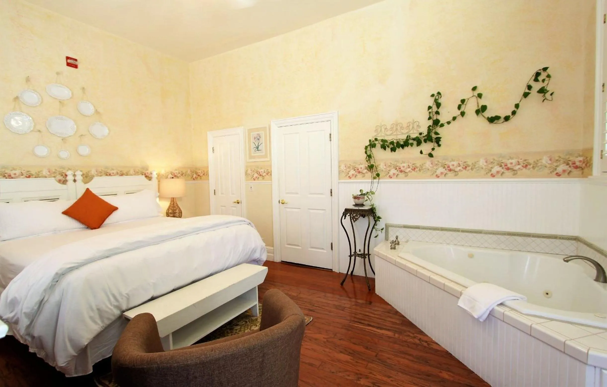 Deluxe Suite with Spa Bath in The Napa Inn