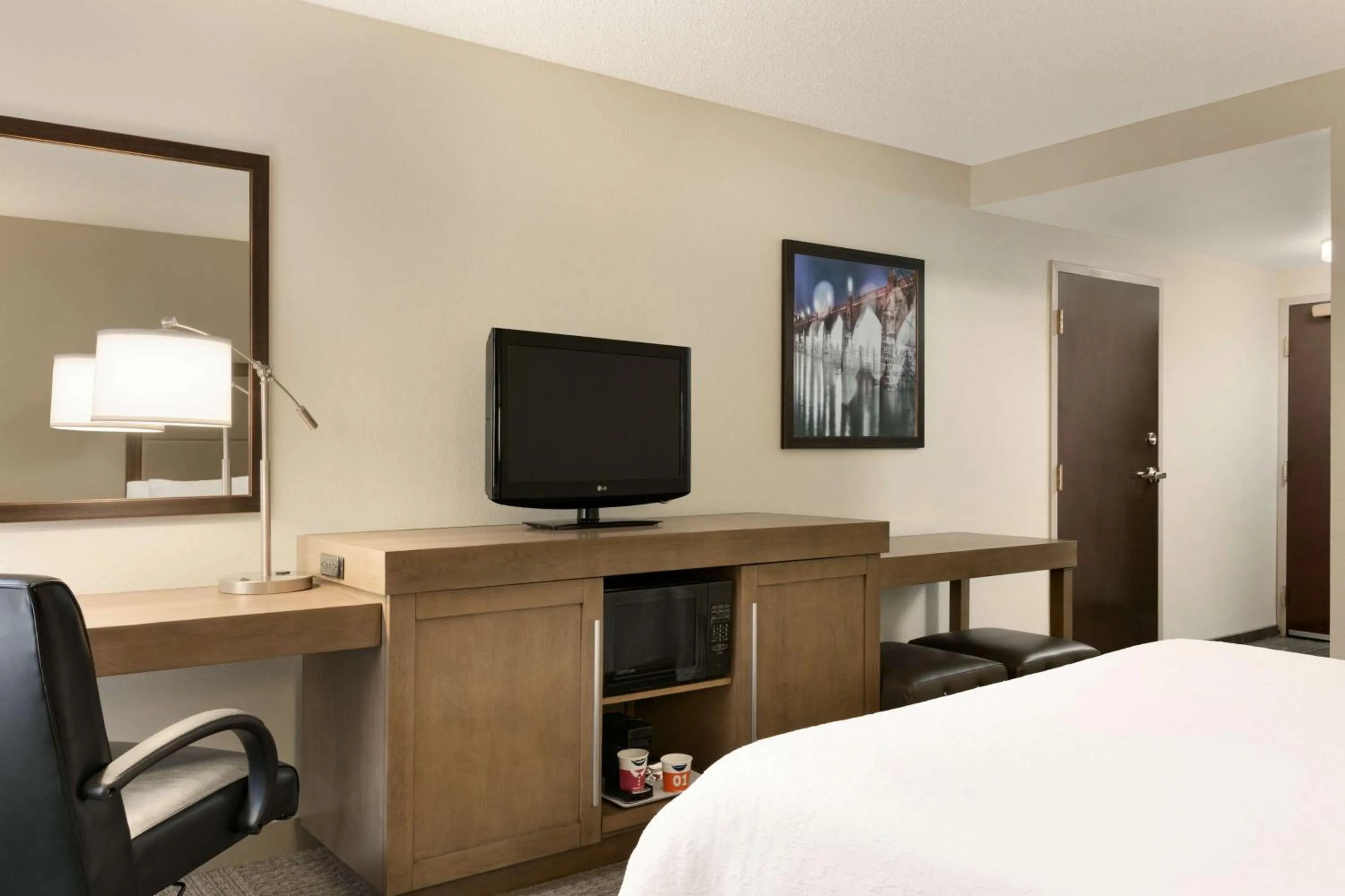 Queen Room with Roll-In Shower - Mobility Access/Non-Smoking in Hampton Inn & Suites Hershey