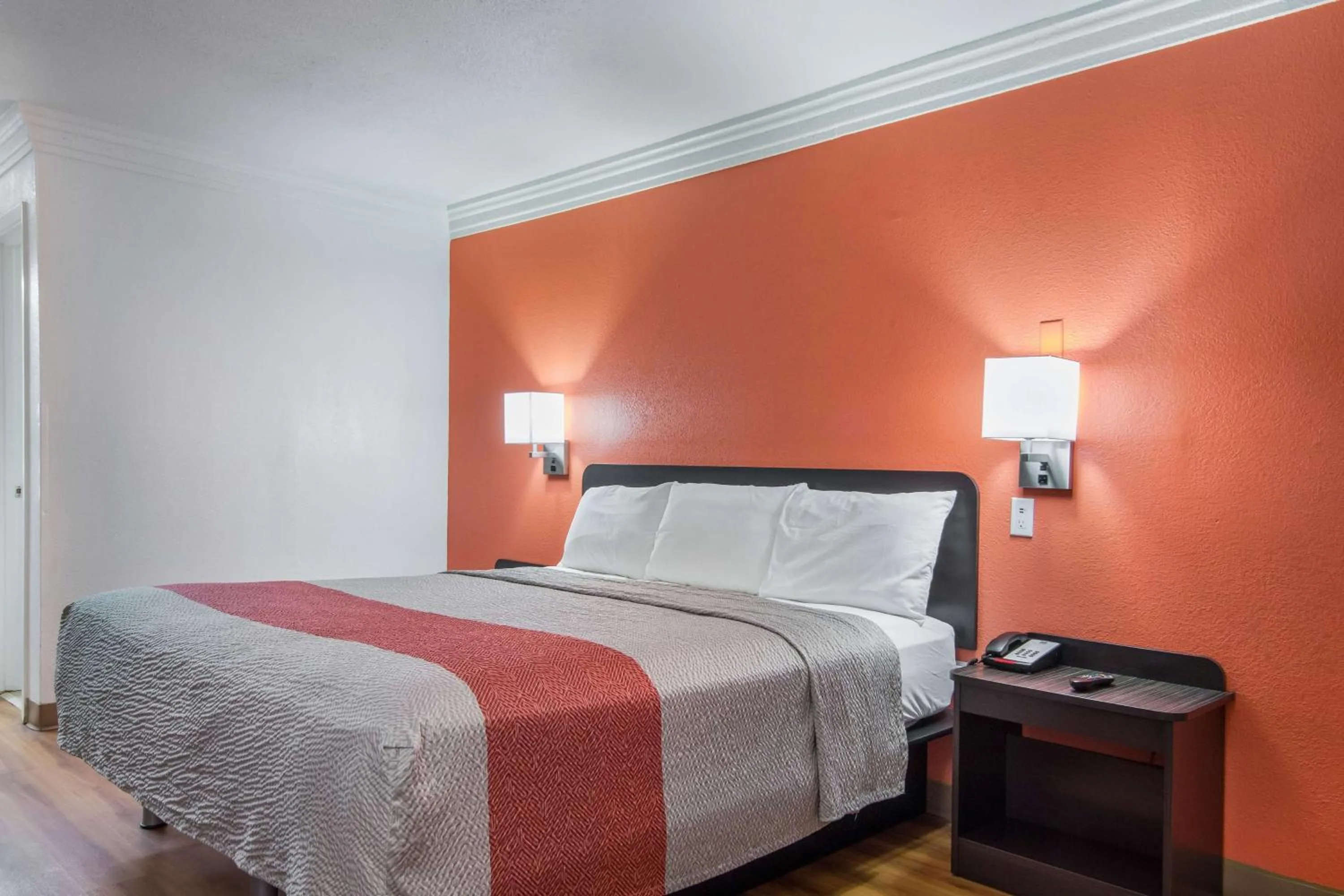 Deluxe King Room - Smoking in Motel 6-Marshall, TX