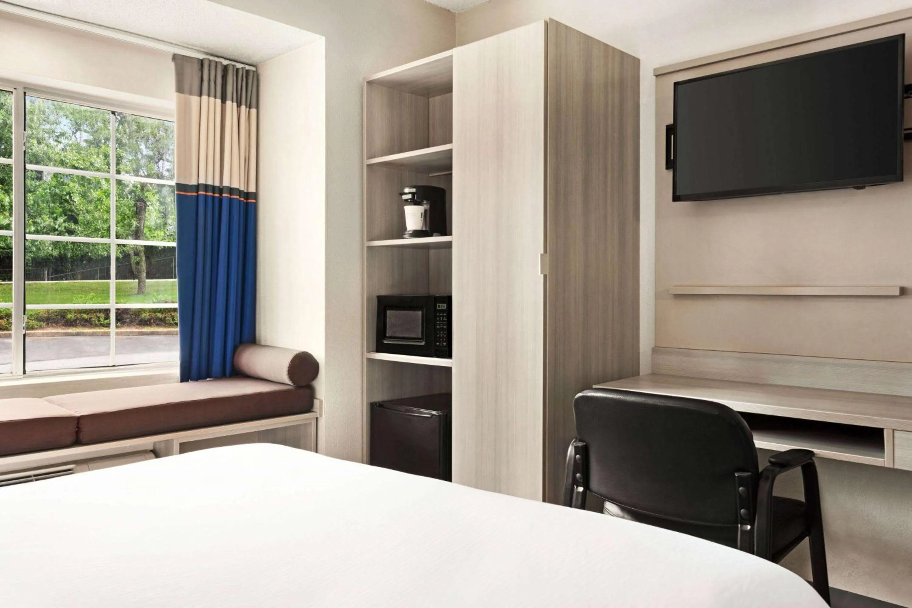 Queen Room - Disability Access- Non-Smoking in Microtel Inn & Suites by Wyndham Florence/Cincinnati Airpo