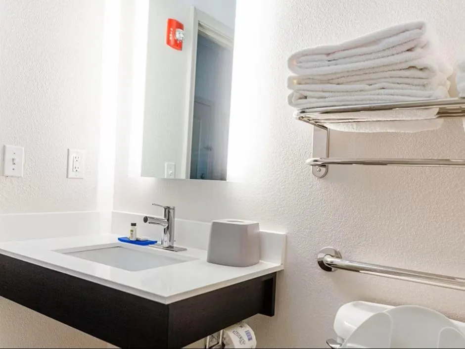 Queen Suite with Two Queen Beds Hearing Accessible Bathtub - Non-Smoking in Holiday Inn Express - Andalusia by IHG