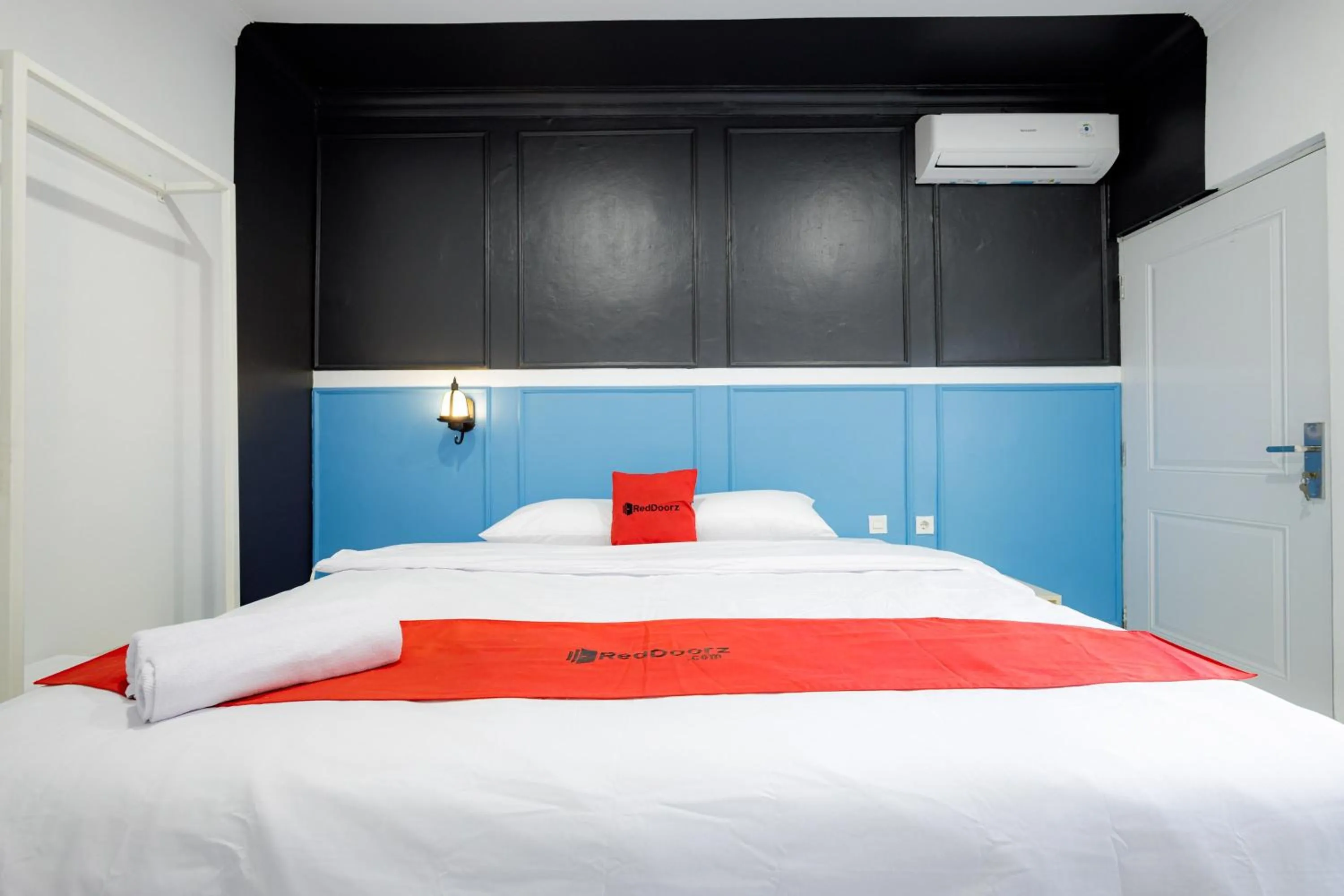 Deluxe Room in RedDoorz Plus at Jalan Gatot Subroto Jakarta