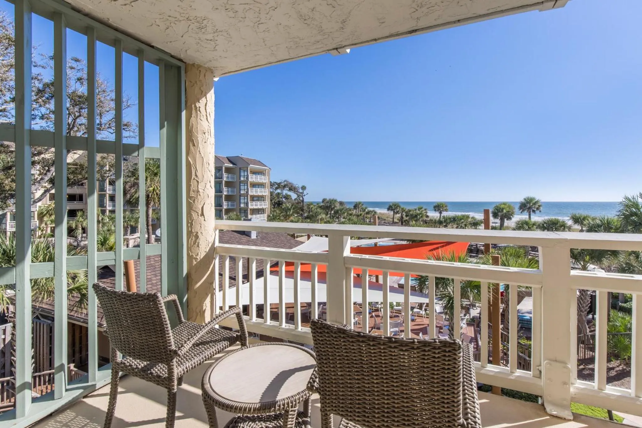 Partial Ocean View Studio Suite – 1 King Bed in Omni Hilton Head Oceanfront Resort