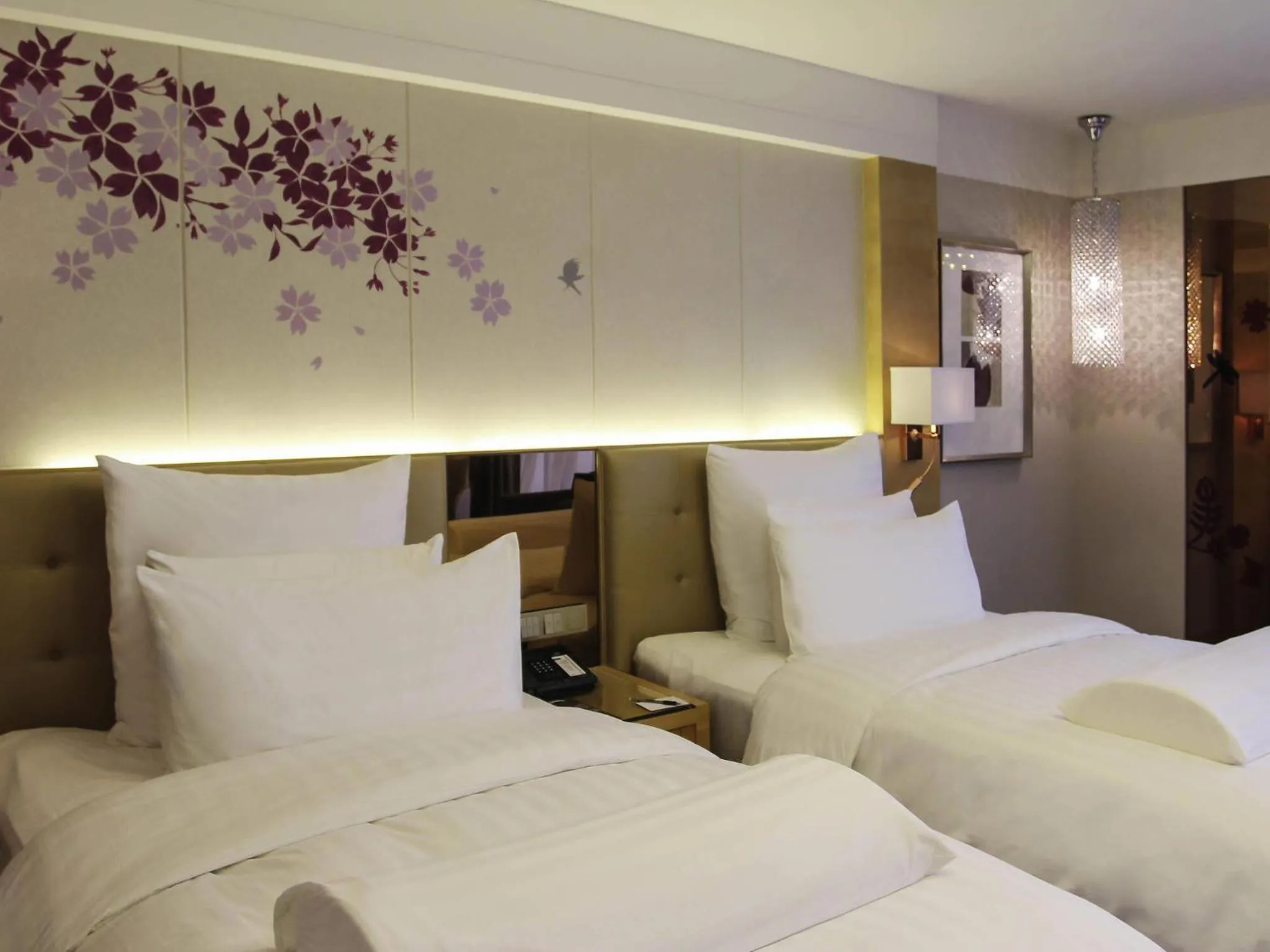 Superior Twin Room with River View in Pullman Linyi Lushang