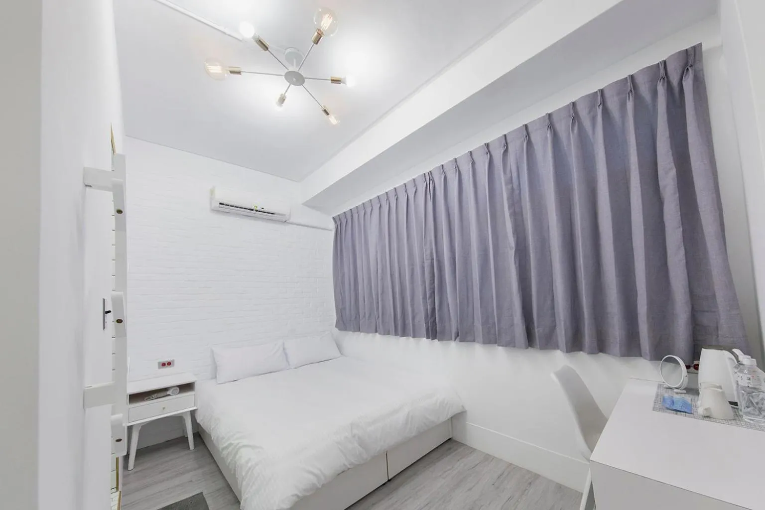 Double Room in Slow Inn