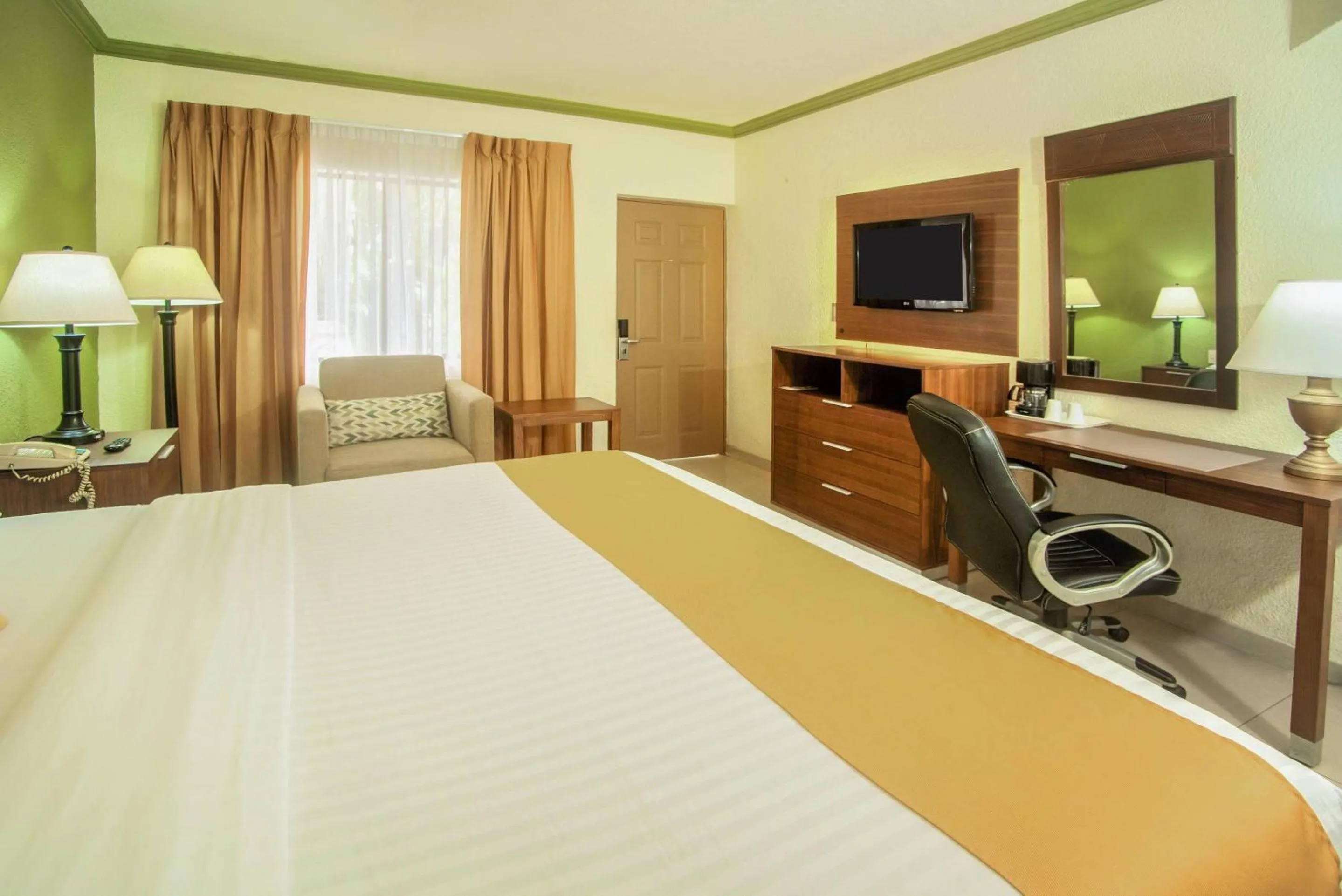 Standard King Room - Non-Smoking  in Quality Inn Ciudad Obregon