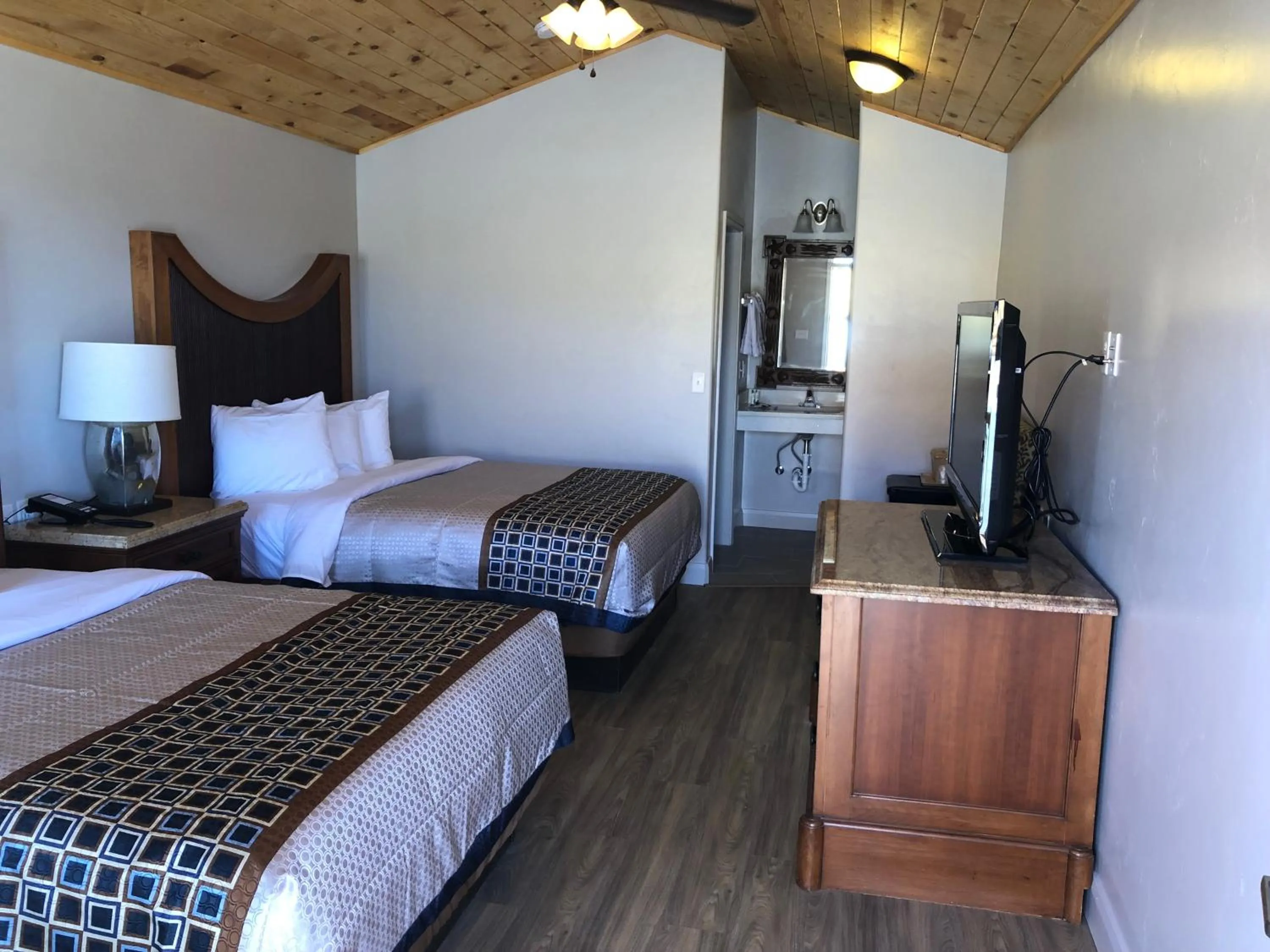 Deluxe Queen Room in Red Canyon Cabins